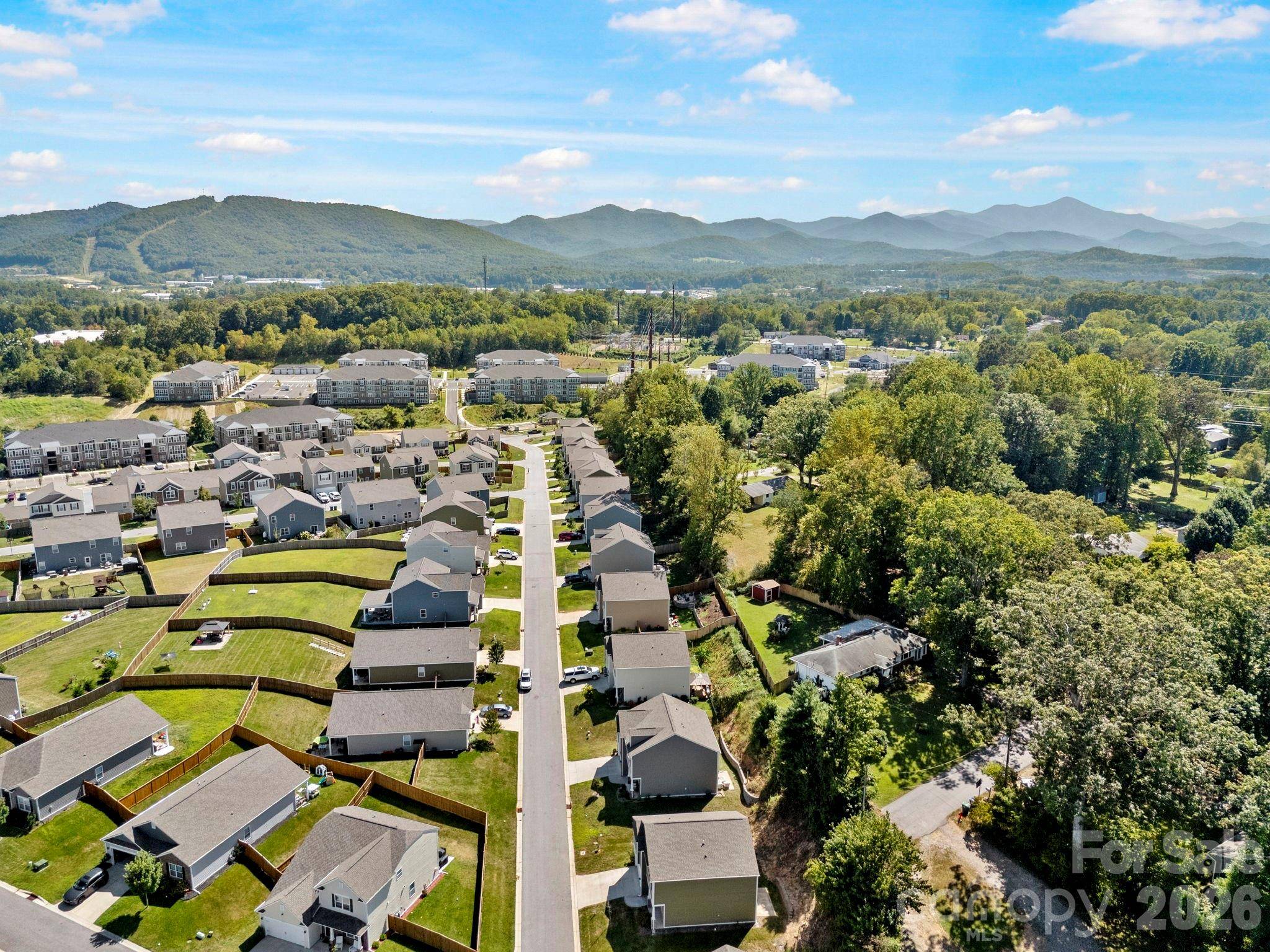 138 Marathon LN, Candler, NC 28715