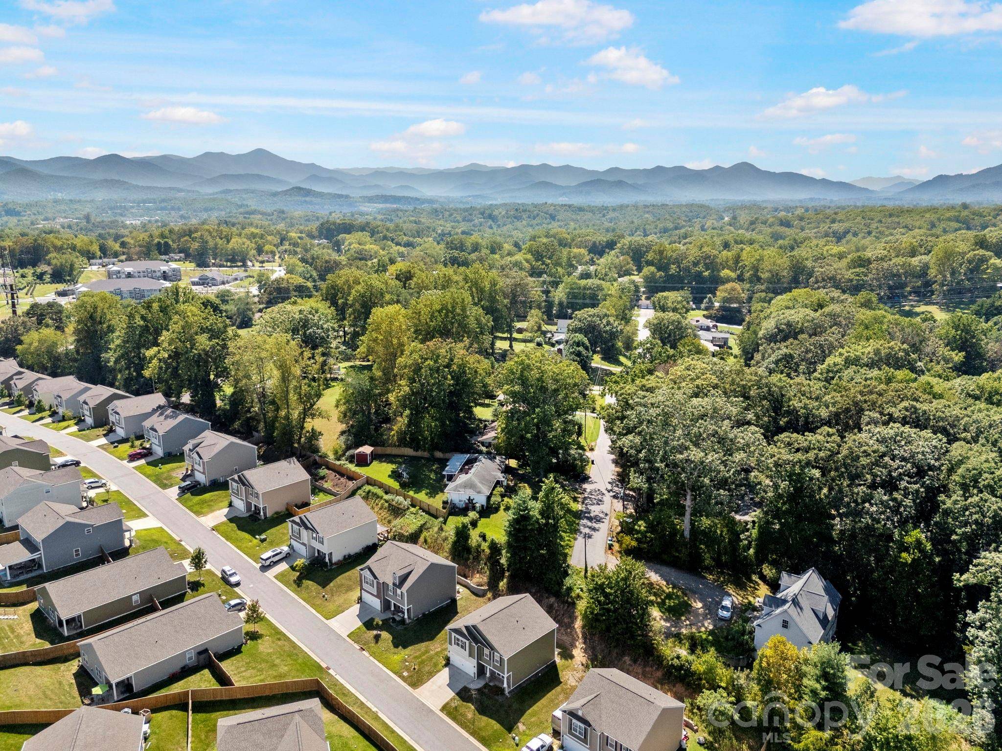 138 Marathon LN, Candler, NC 28715