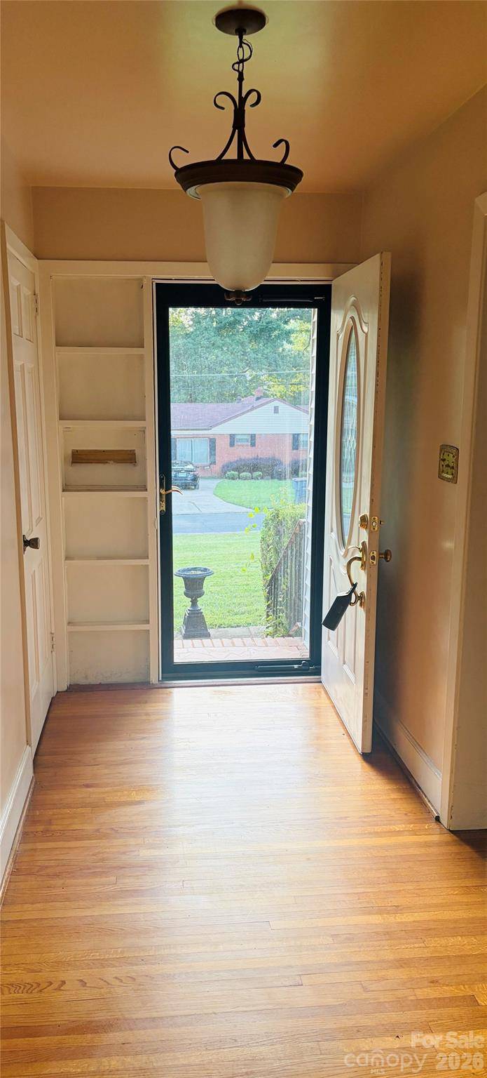 332 Fannie CIR, Charlotte, NC 28205