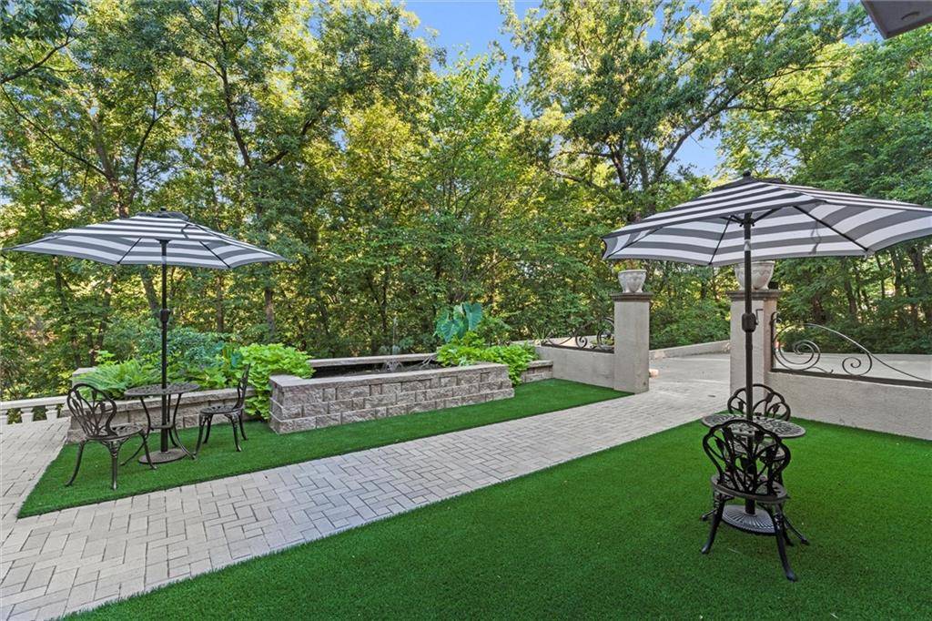 1149 Nottingham DR, Liberty, MO 64068