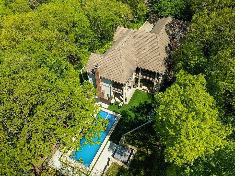 1149 Nottingham DR, Liberty, MO 64068