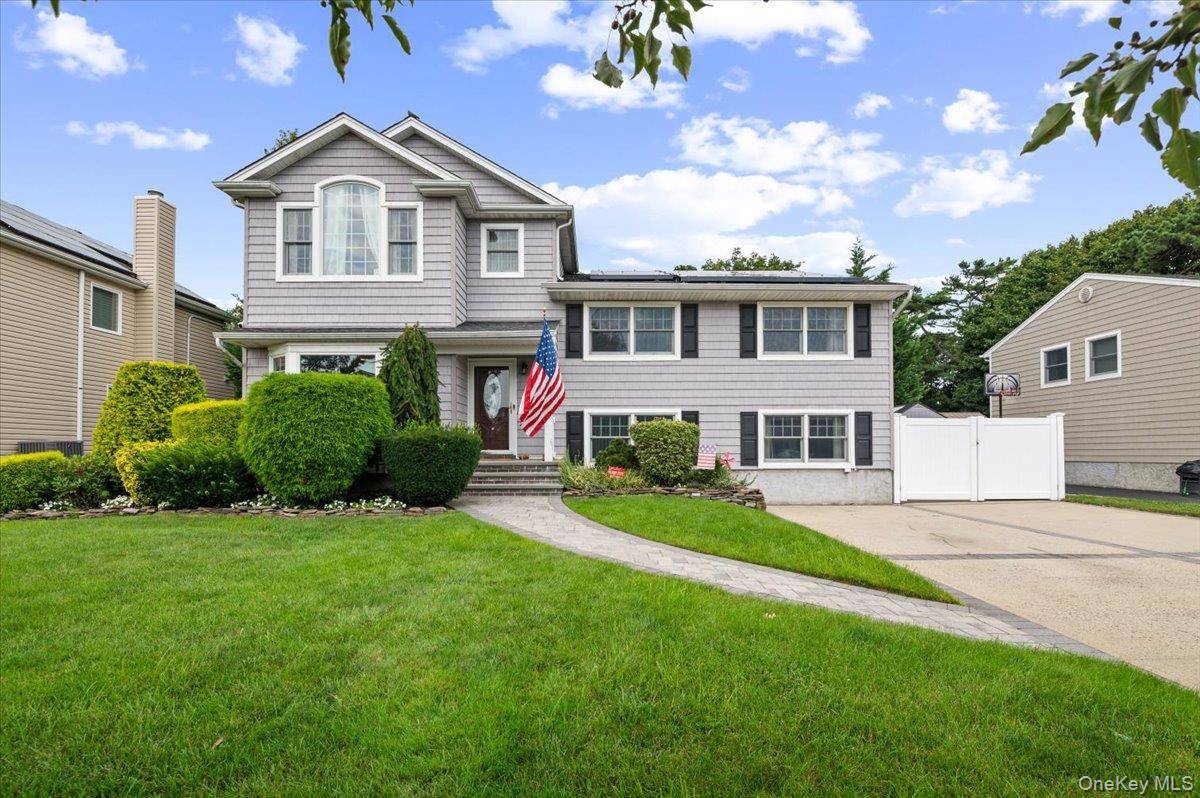 84 Cedar DR, Farmingdale, NY 11735