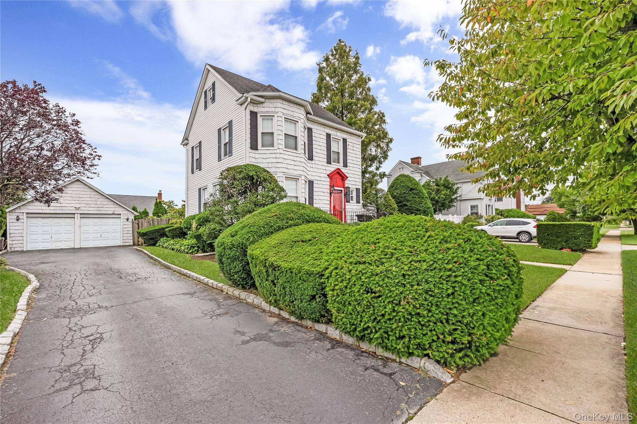 94 Fallwood Pkwy, Farmingdale, NY 11735