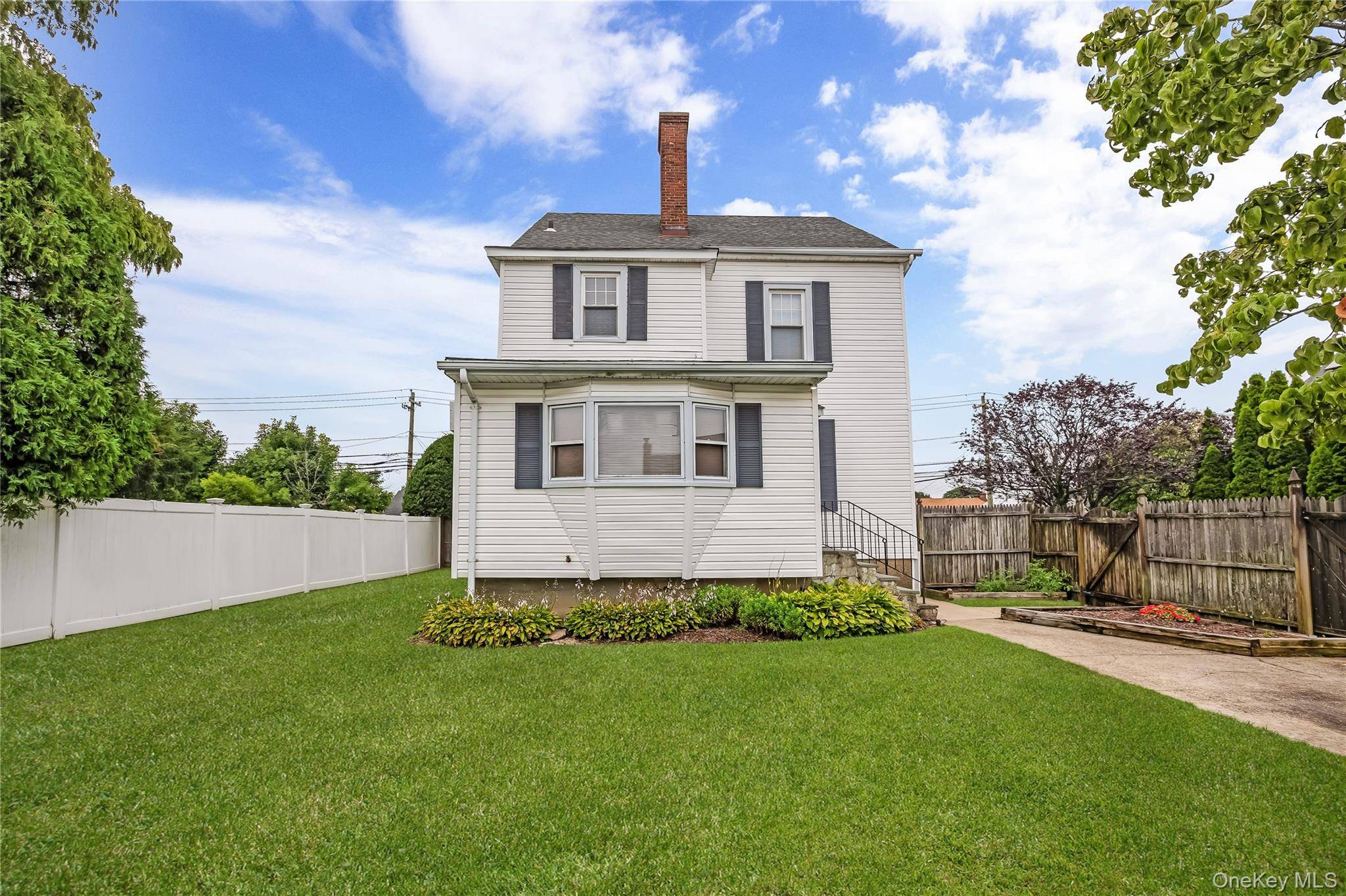 94 Fallwood Pkwy, Farmingdale, NY 11735