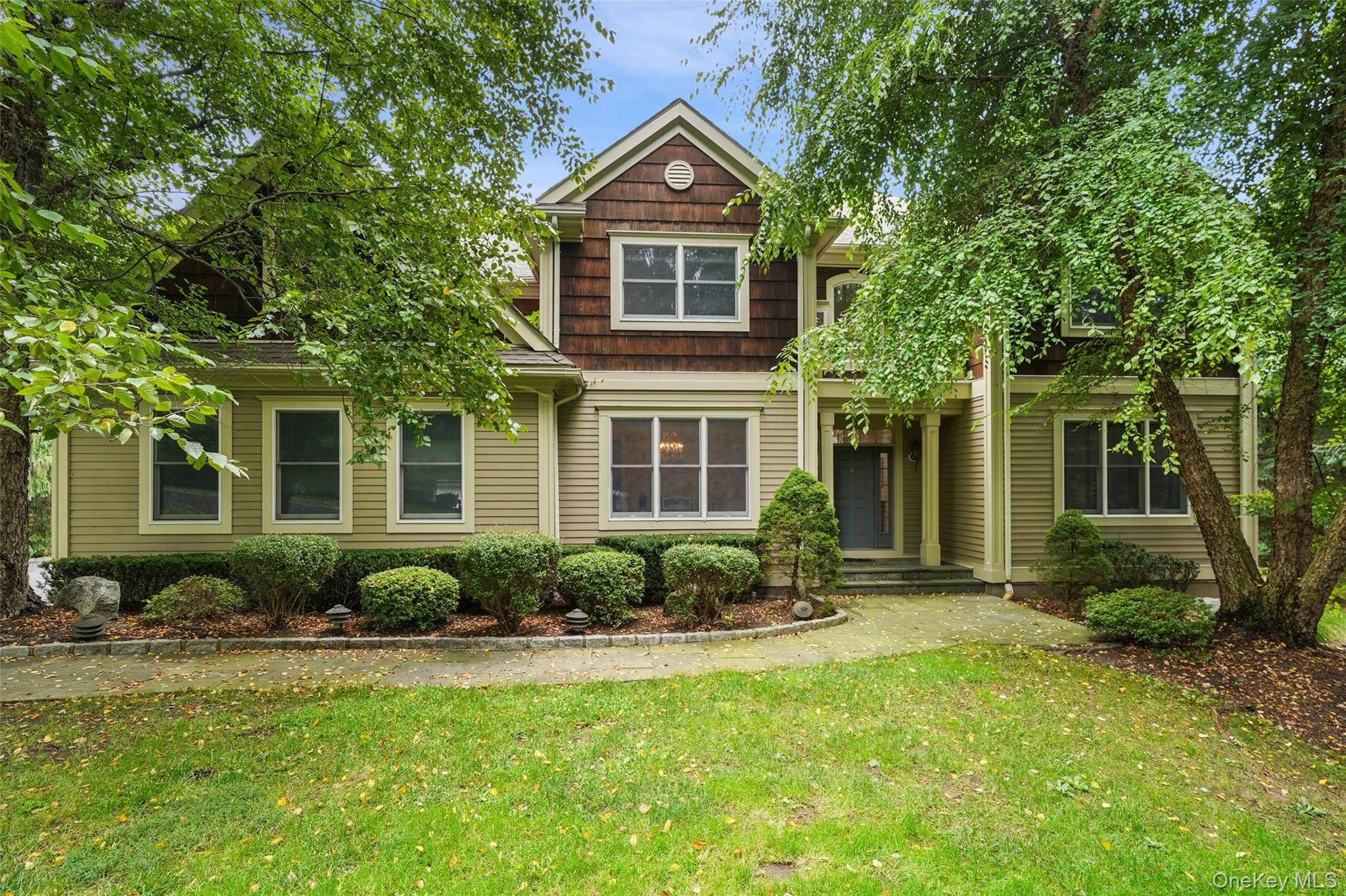 18 Clara LN, Mahopac, NY 10541