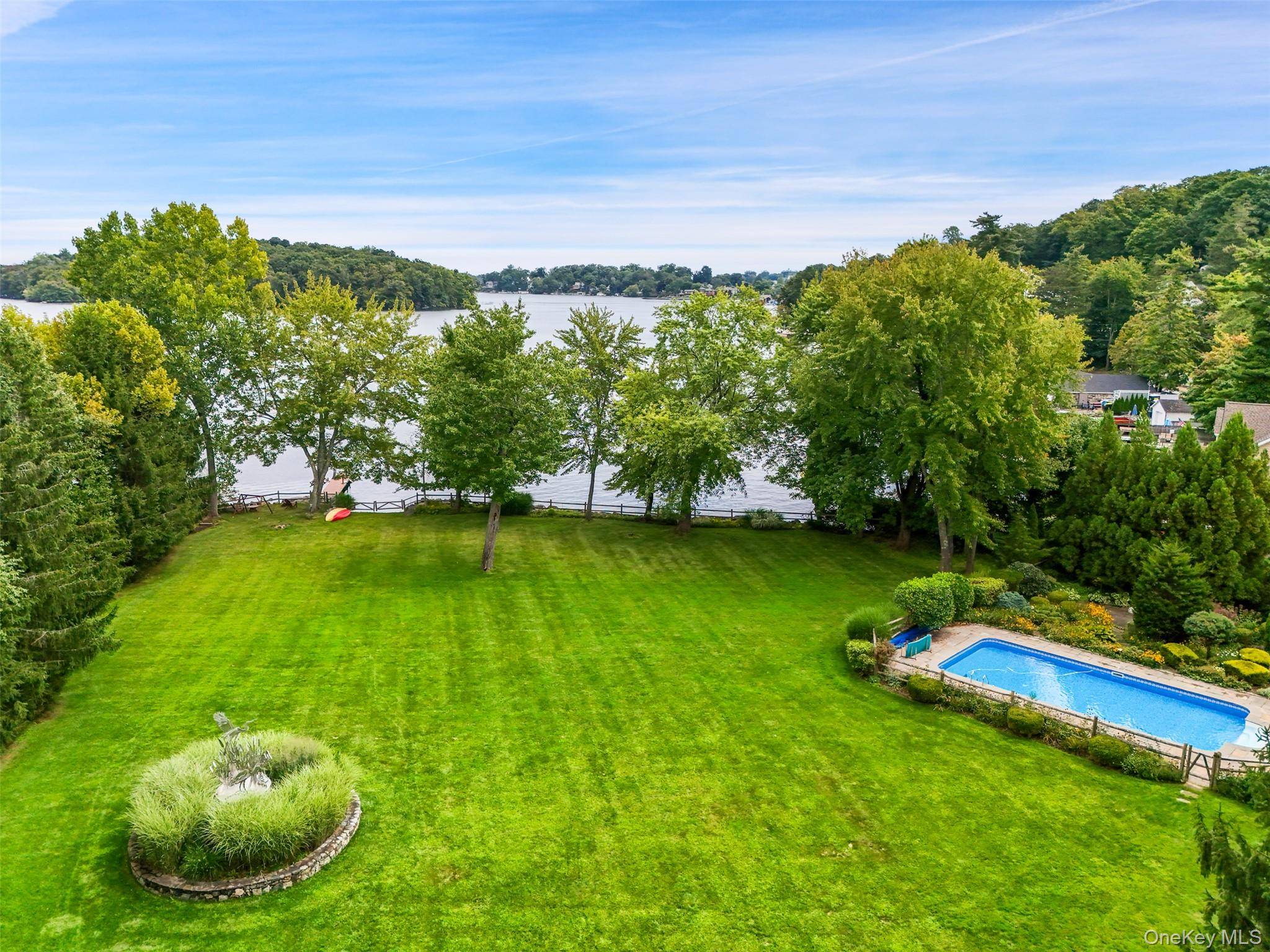 18 Clara LN, Mahopac, NY 10541
