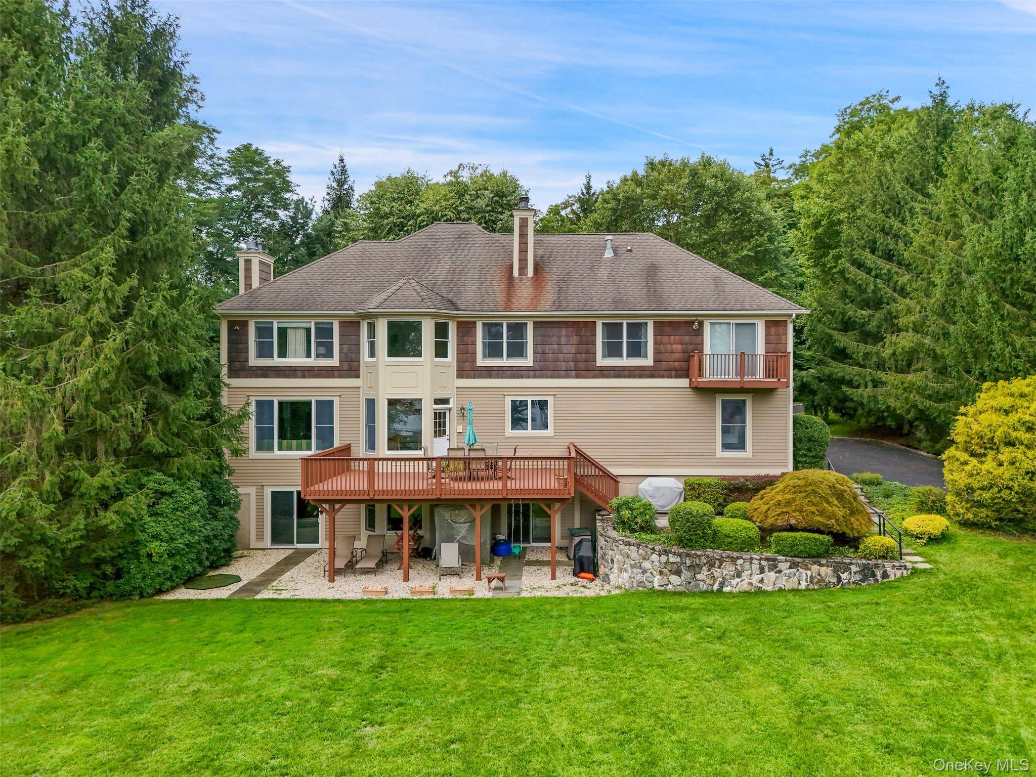 18 Clara LN, Mahopac, NY 10541