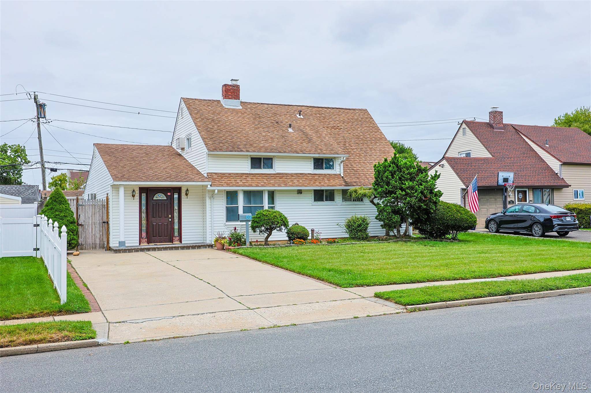 82 Lantern RD, Hicksville, NY 11801