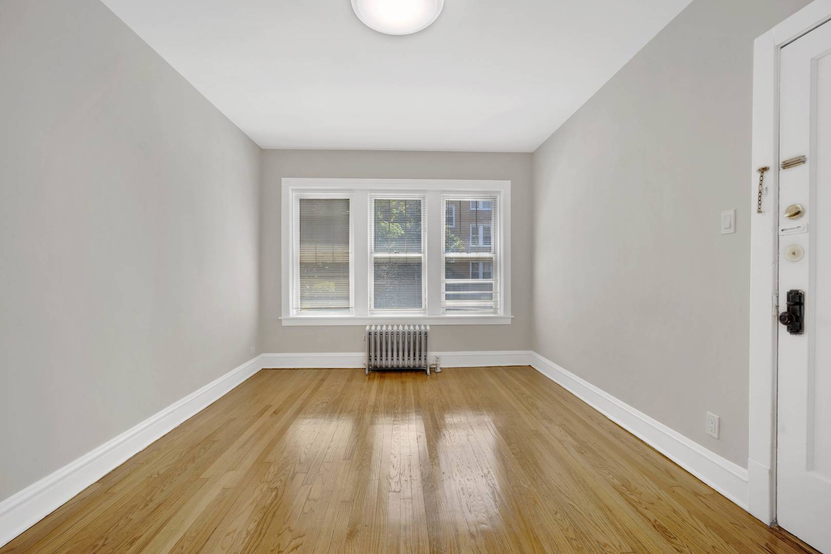 4742 W Roscoe ST #2, Chicago, IL 60641