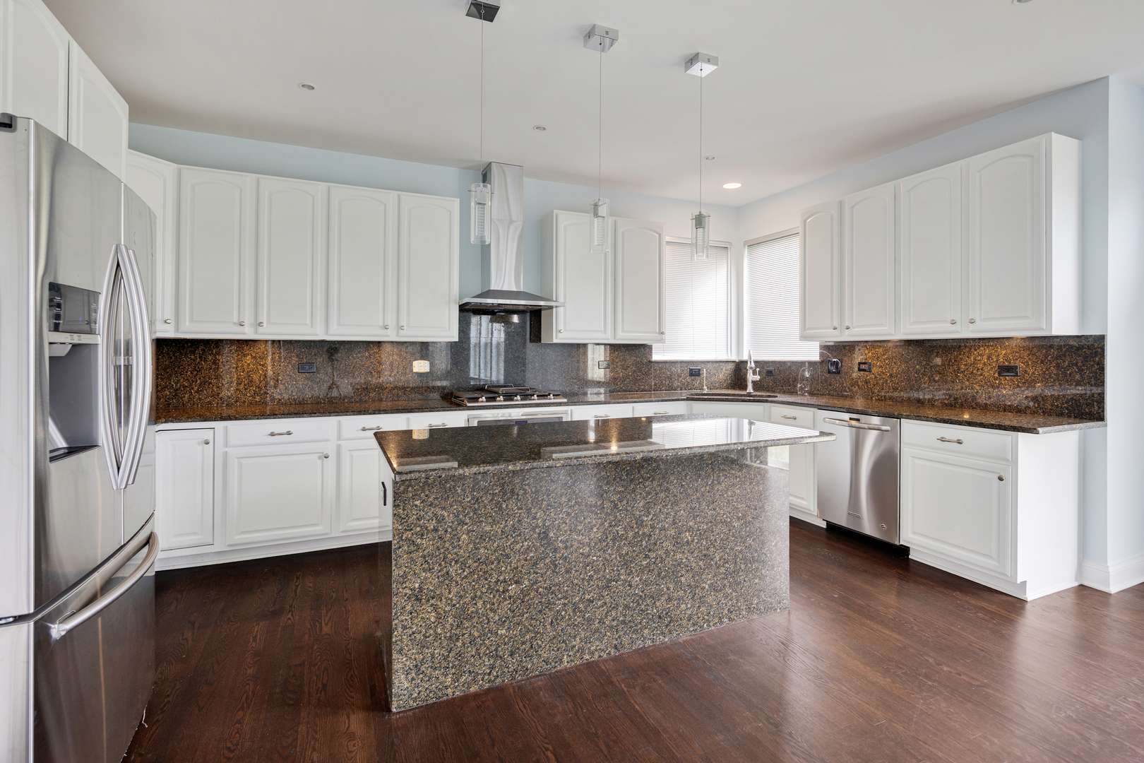 695 Easton LN, Elk Grove Village, IL 60007