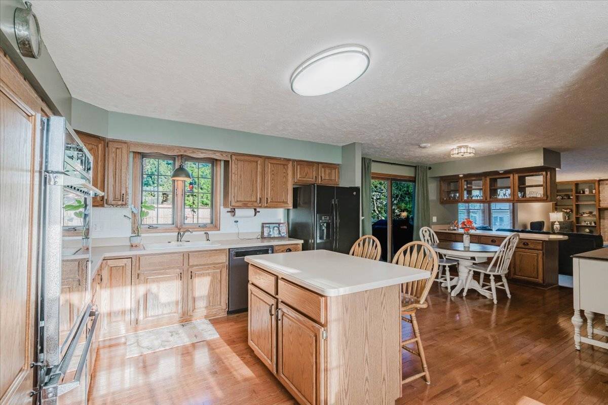 4 Inverness DR, Bloomington, IL 61701
