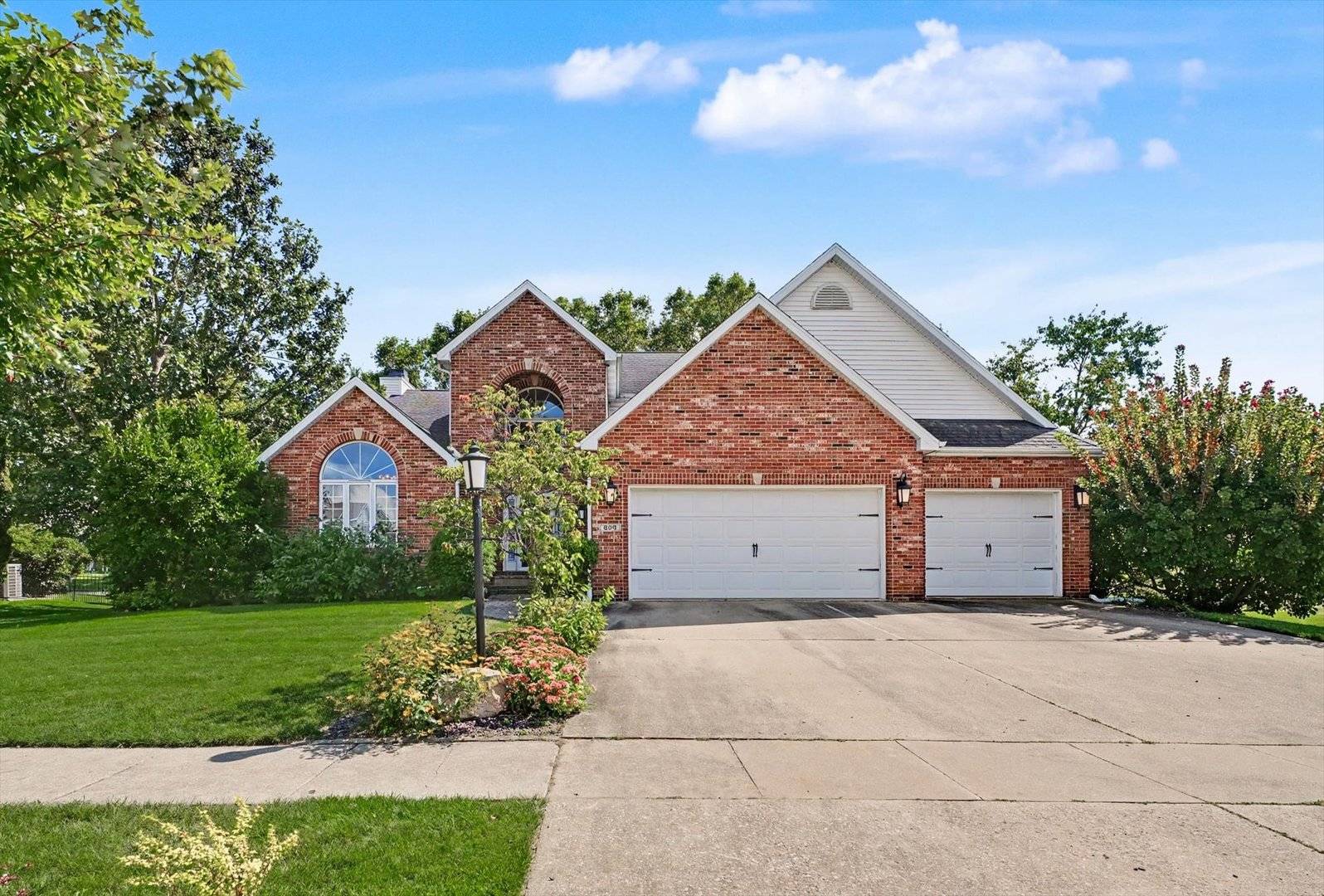 303 Orchard DR, Mahomet, IL 61853