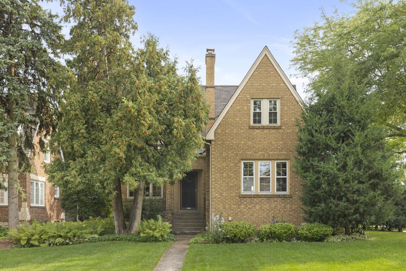 303 Hillside AVE, Glen Ellyn, IL 60137