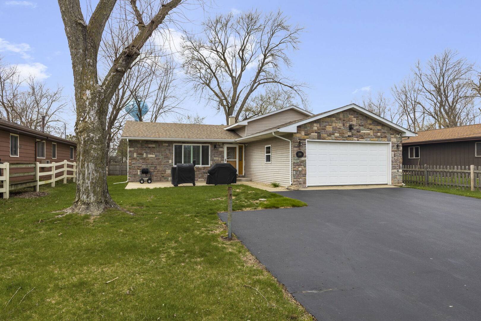 218 Mastodon DR, Ingleside, IL 60041