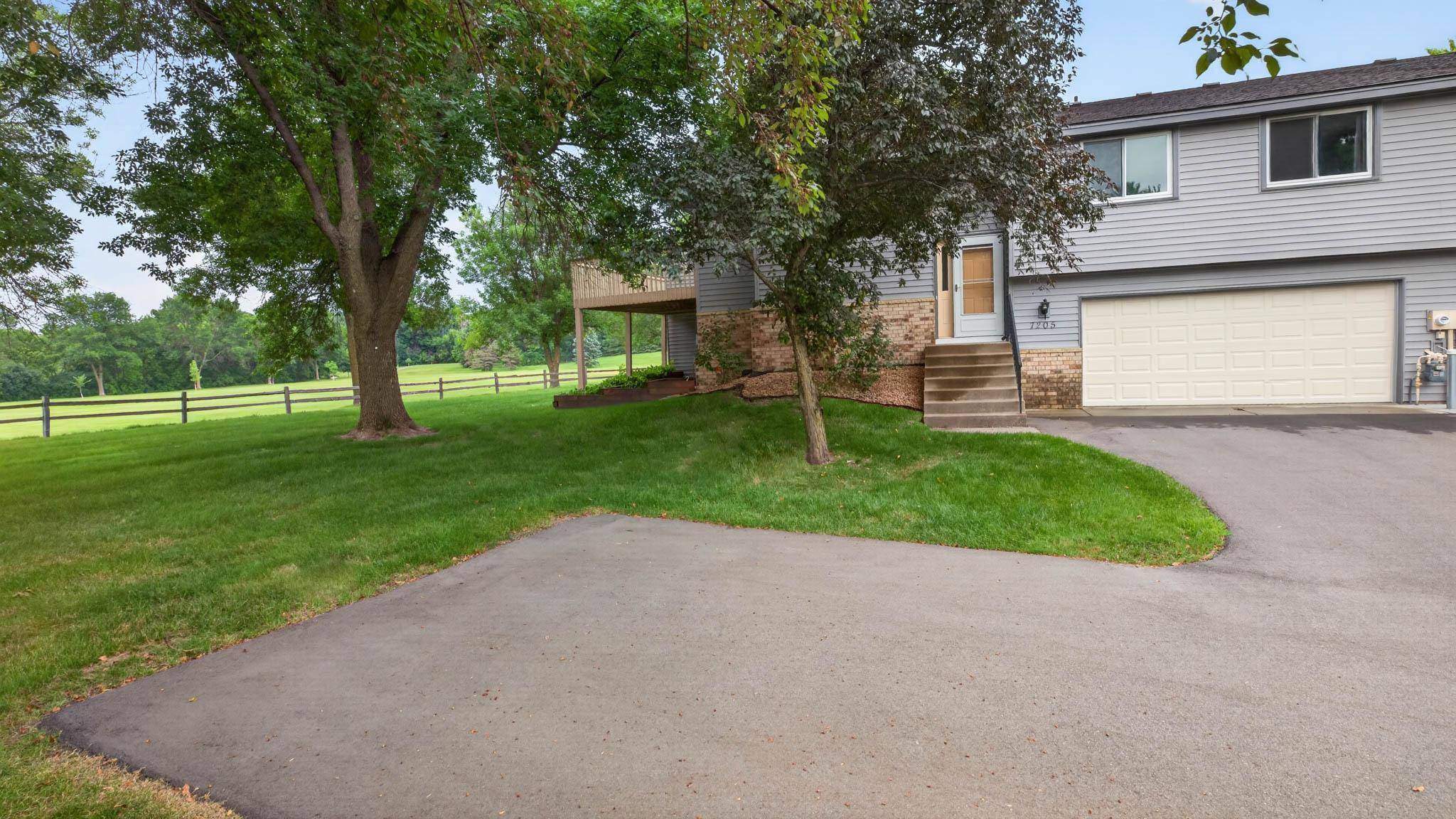 7205 Pontiac CIR, Chanhassen, MN 55317