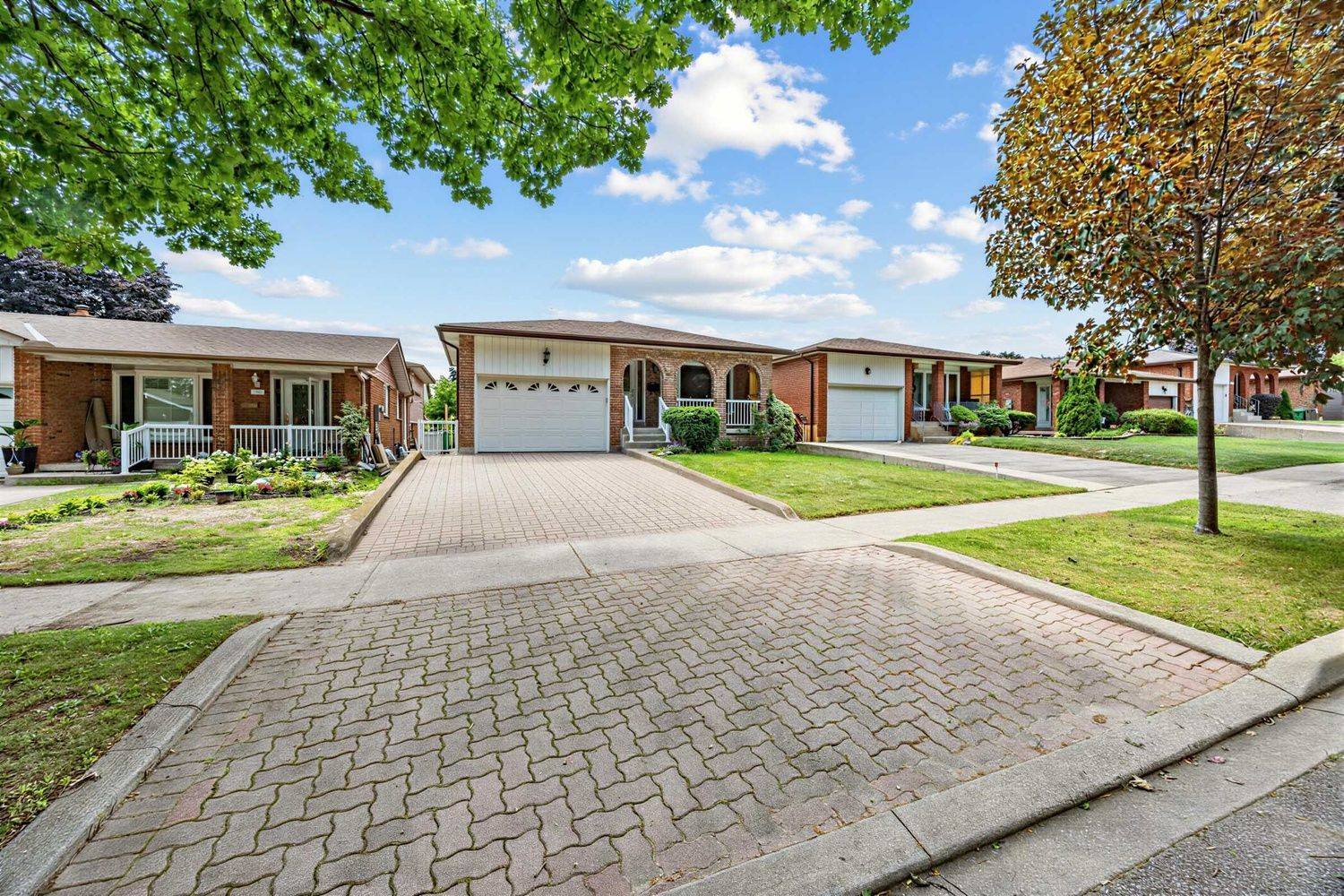 3126 Mccarthy CT, Mississauga, ON L4Y 3Z5