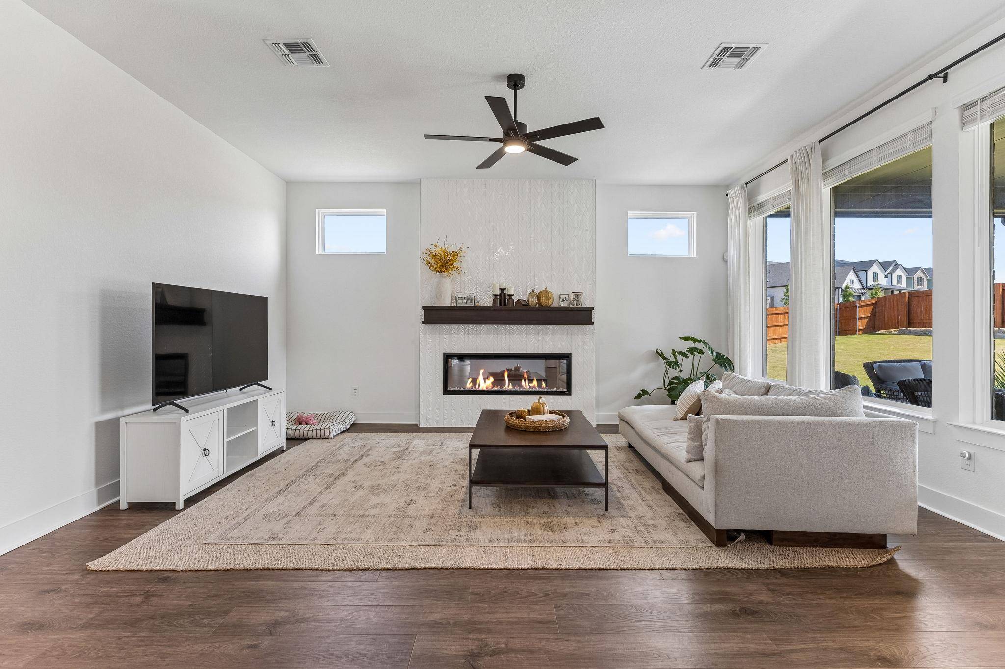 471 Diamondleaf DR, Buda, TX 78610