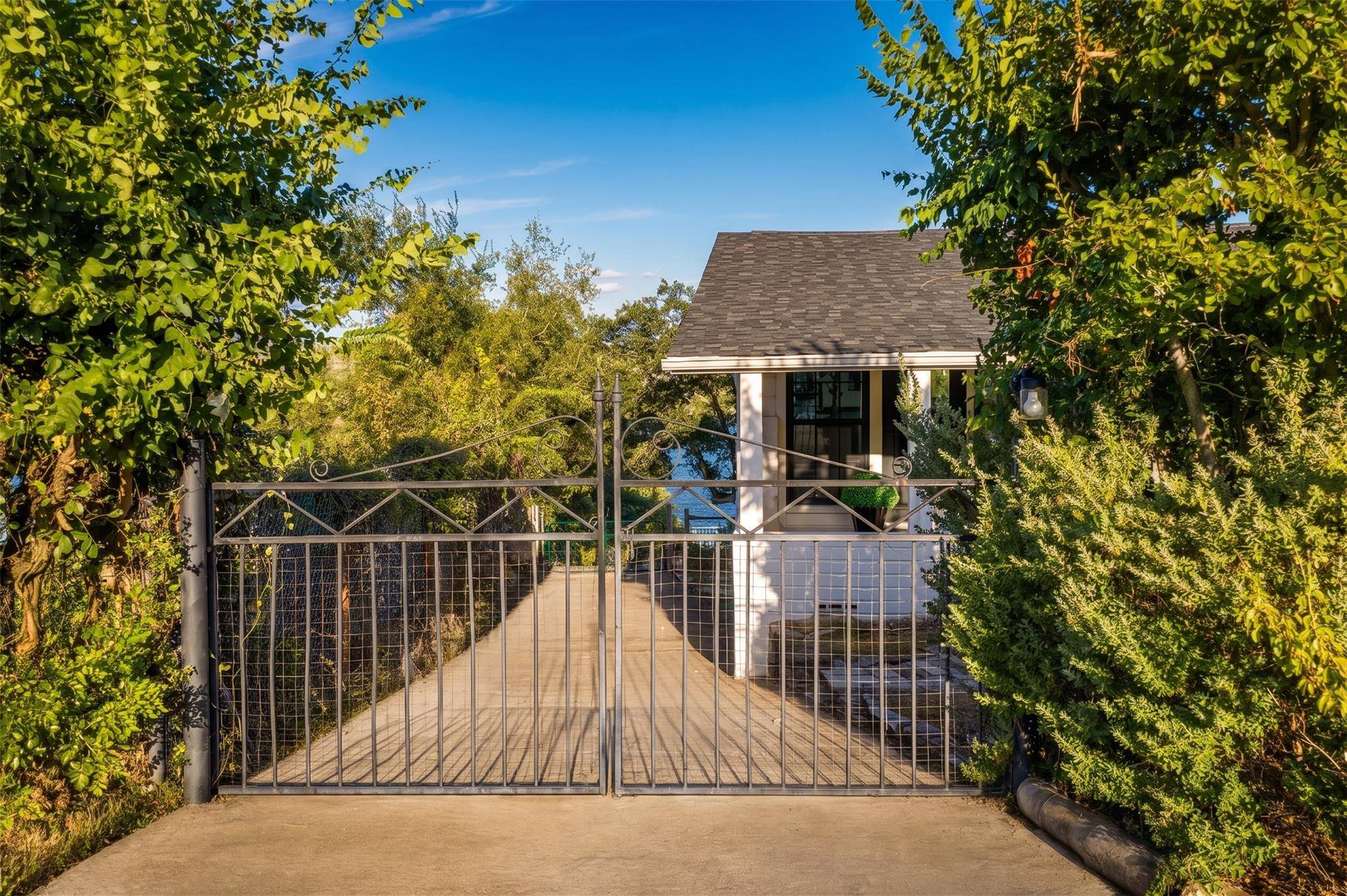 1201 Lake Shore DR, Spicewood, TX 78669
