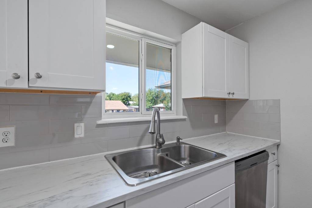 1407 Avebury CIR #A, Austin, TX 78753