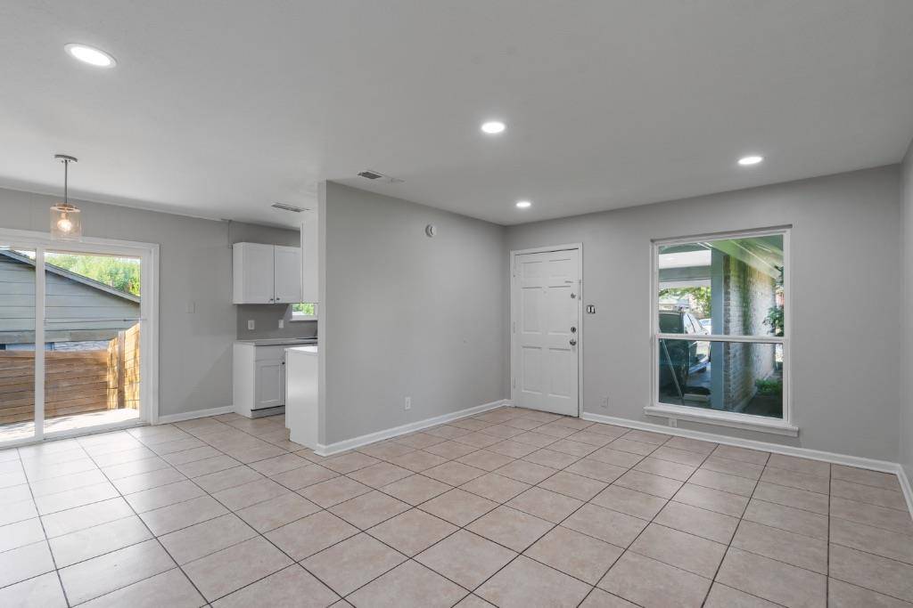 1407 Avebury CIR #A, Austin, TX 78753