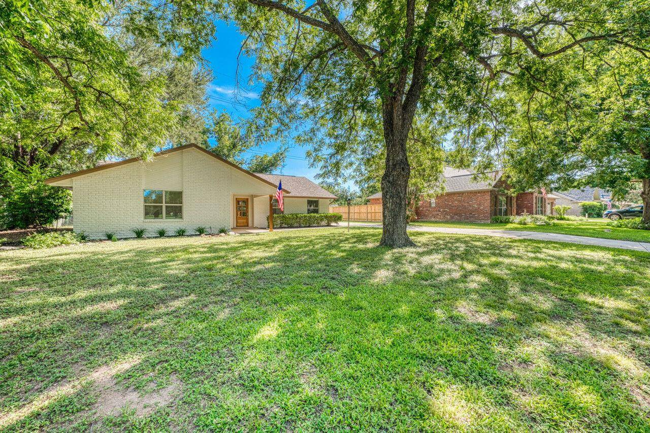 319 Columbine ST, Meadowlakes, TX 78654