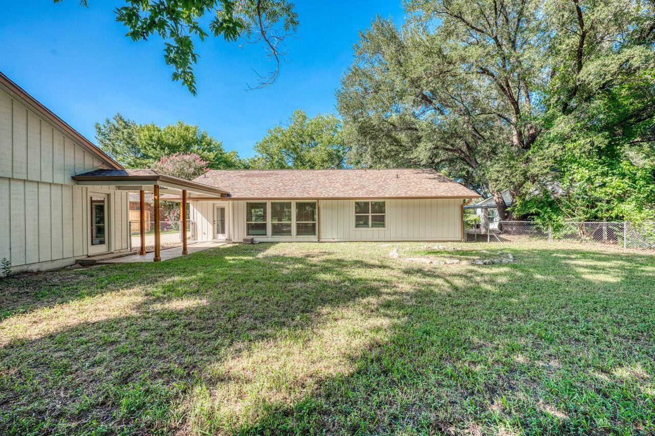 319 Columbine ST, Meadowlakes, TX 78654