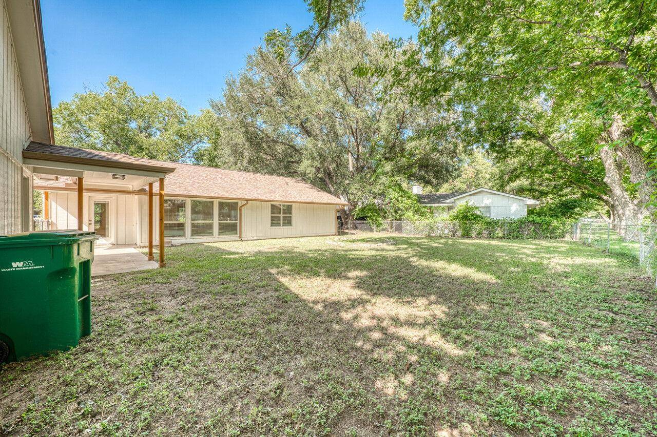 319 Columbine ST, Meadowlakes, TX 78654