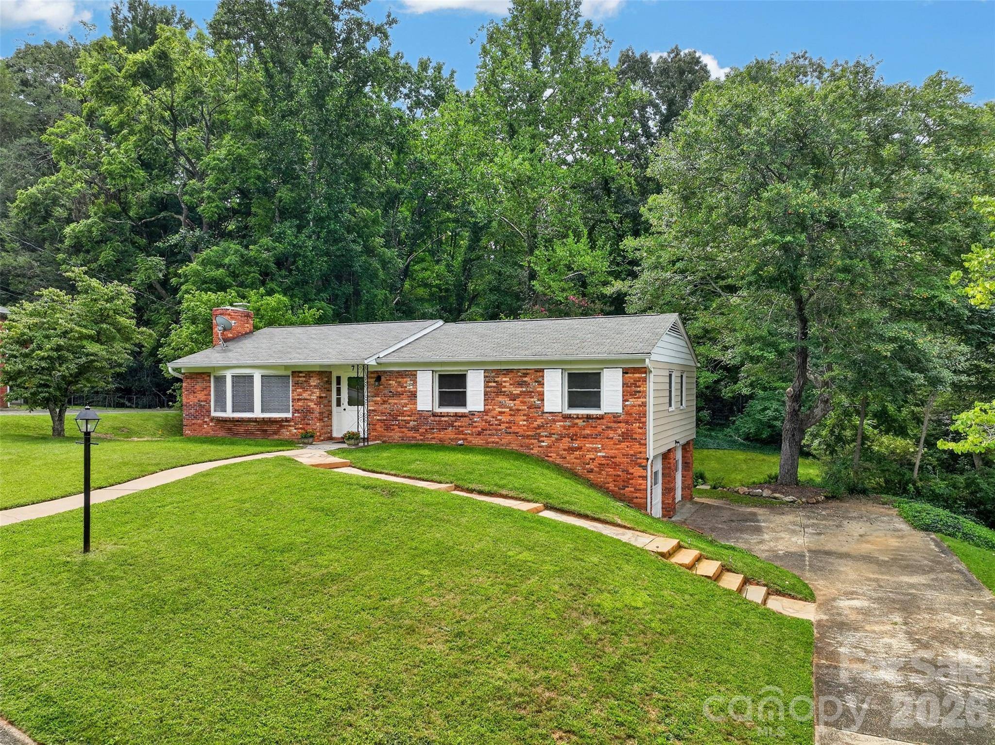 7 Mountainbrook RD, Asheville, NC 28805