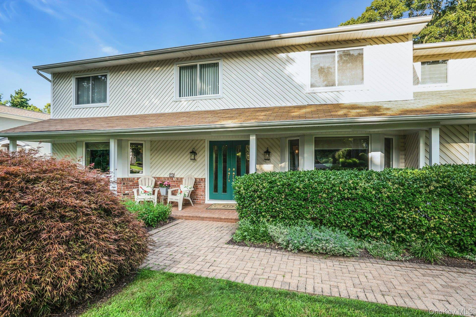 14 Tree Hollow LN, Dix Hills, NY 11746