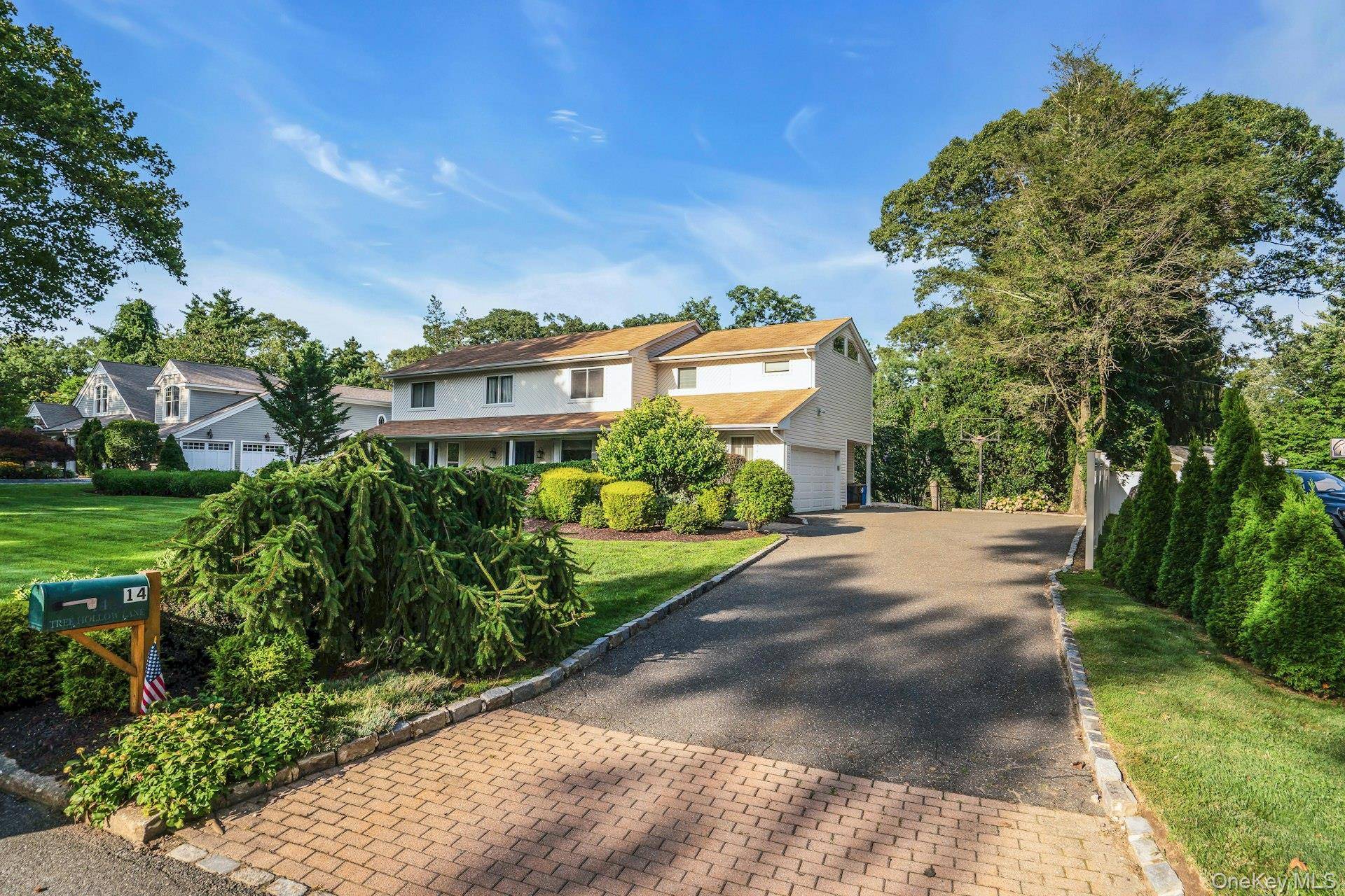14 Tree Hollow LN, Dix Hills, NY 11746