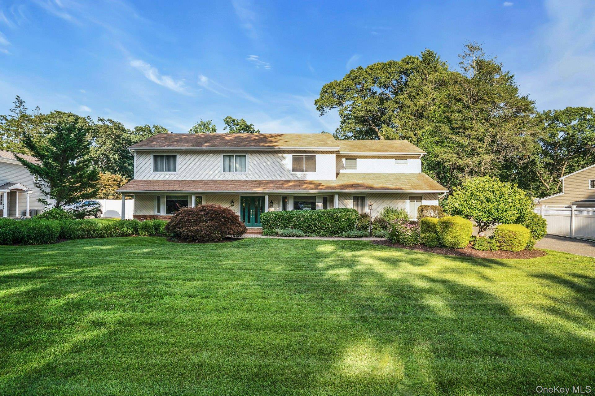 14 Tree Hollow LN, Dix Hills, NY 11746