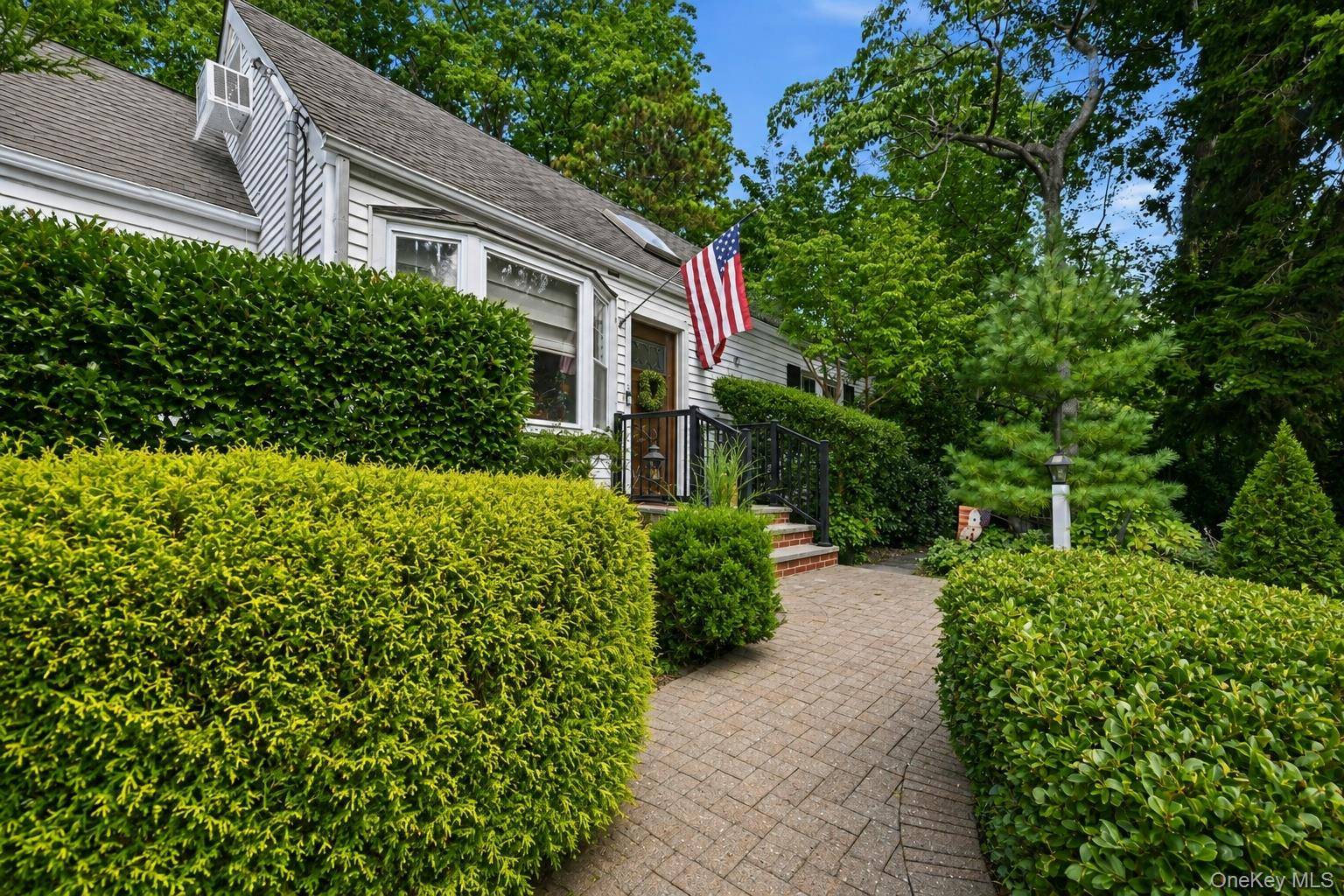 40 Cliftwood DR, Huntington, NY 11743