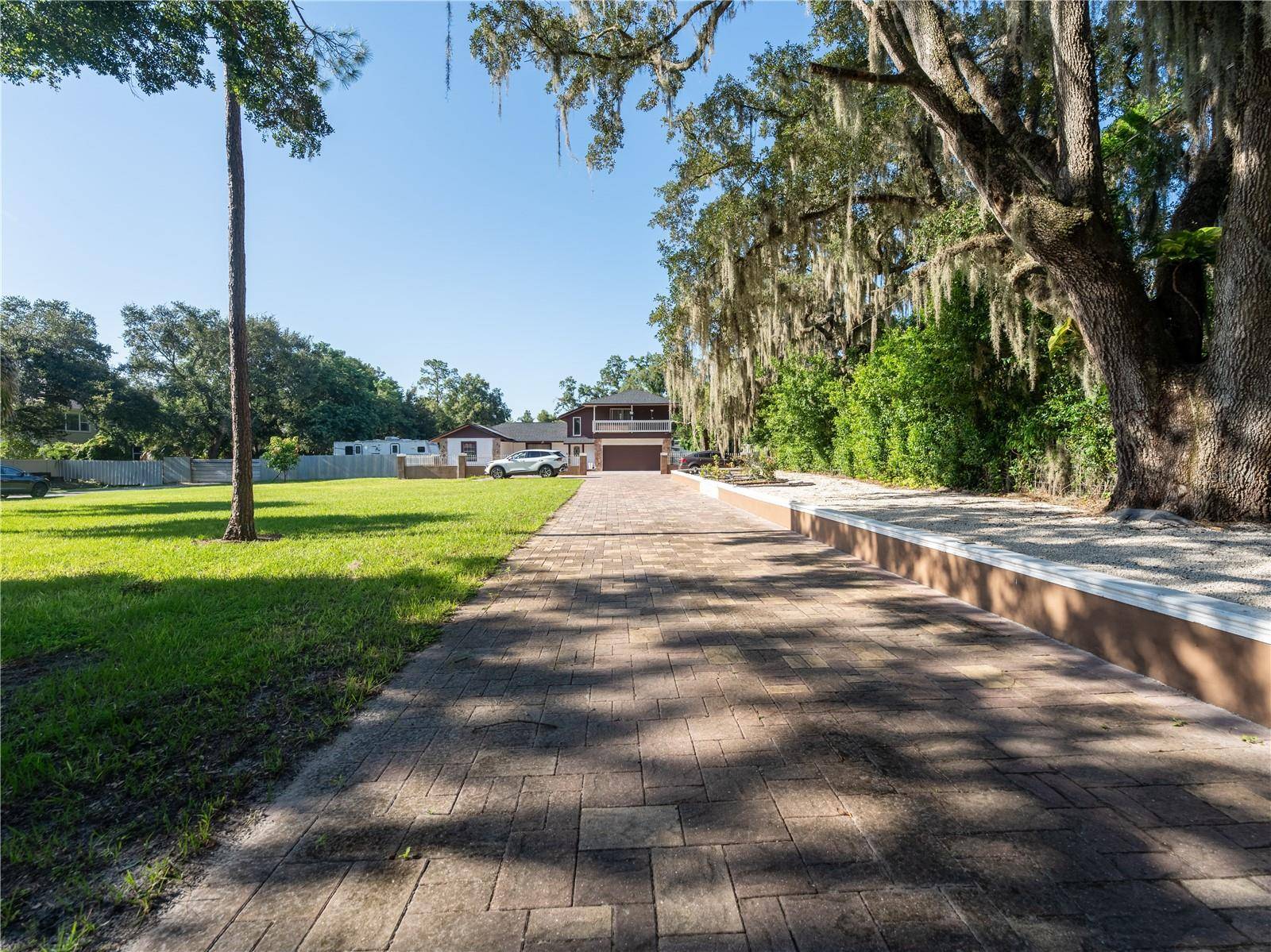 9613 SIX MILE CREEK RD, Tampa, FL 33610