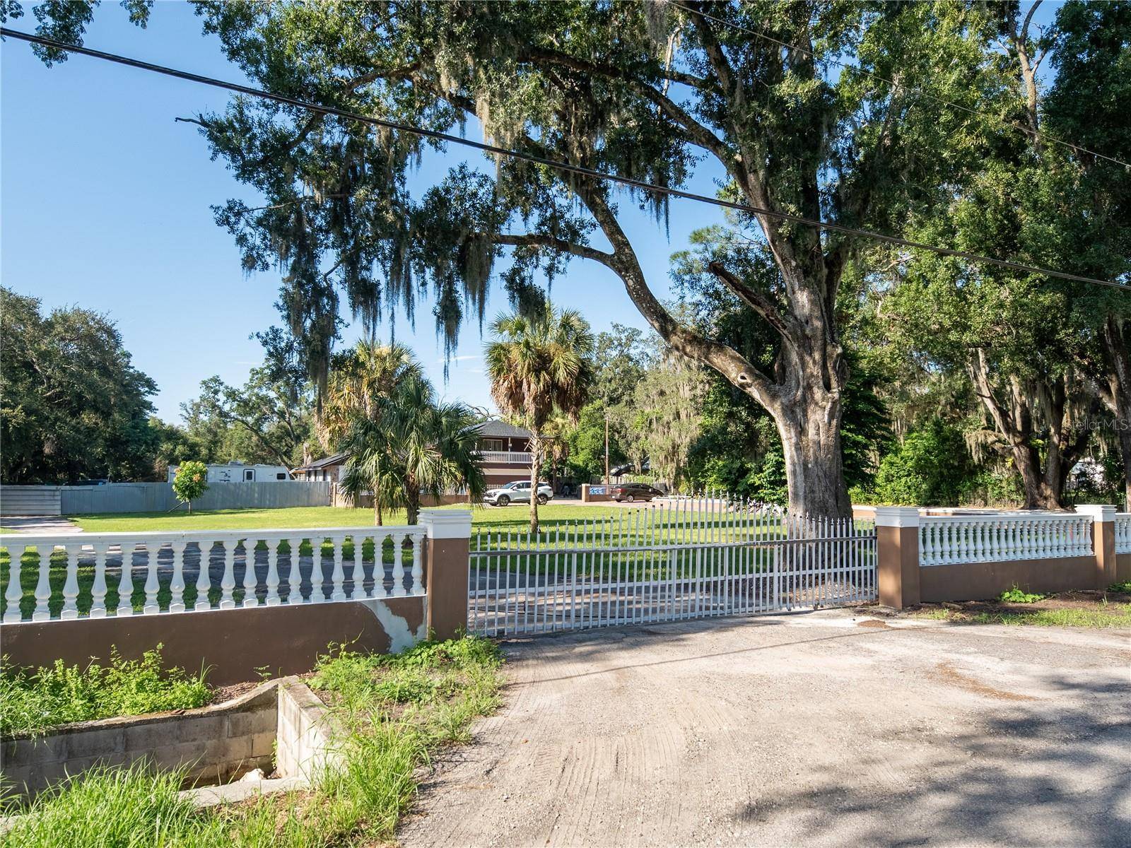 9613 SIX MILE CREEK RD, Tampa, FL 33610