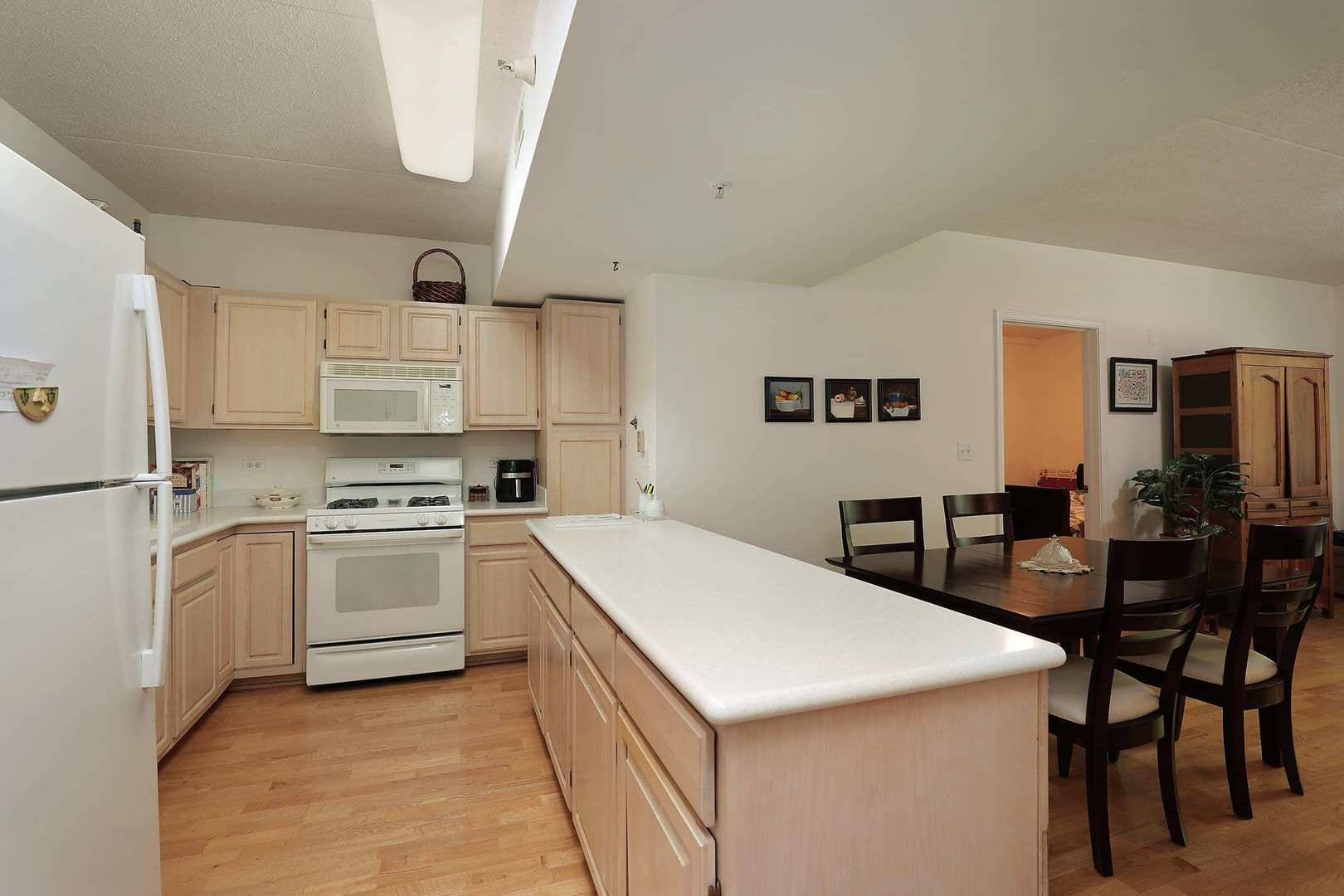 891 Central AVE #219, Highland Park, IL 60035