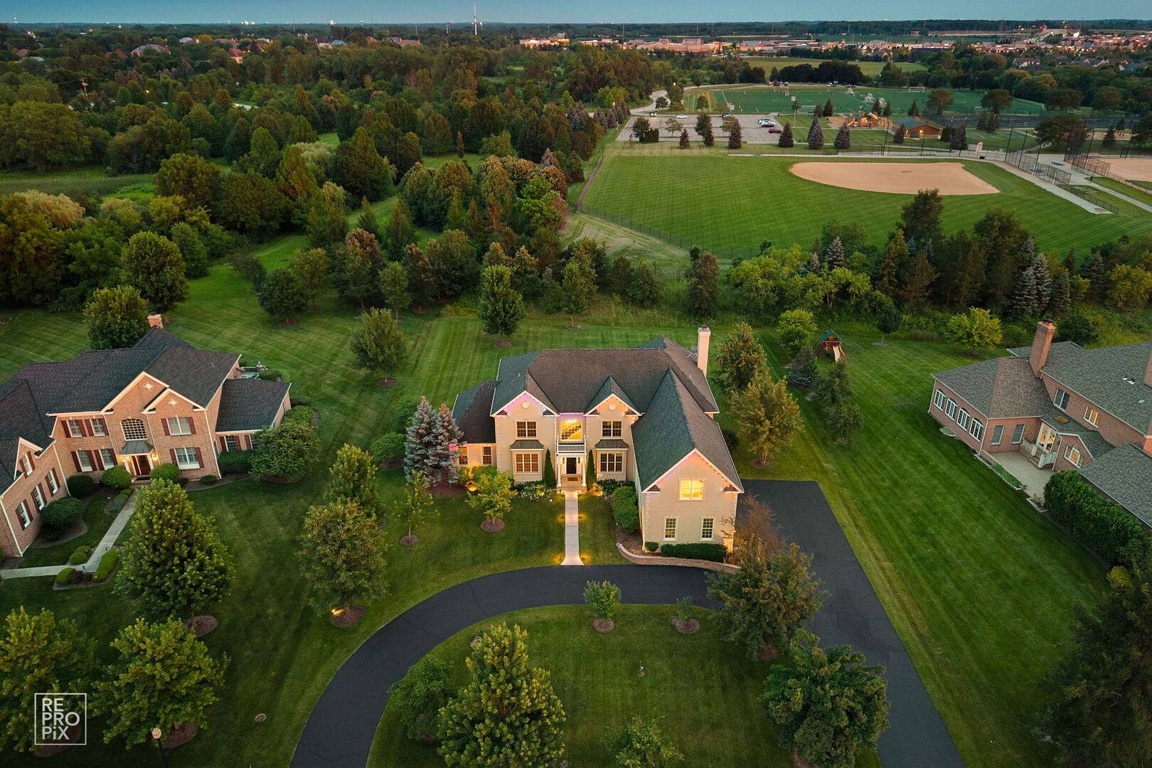 23 Wood Oaks DR, South Barrington, IL 60010