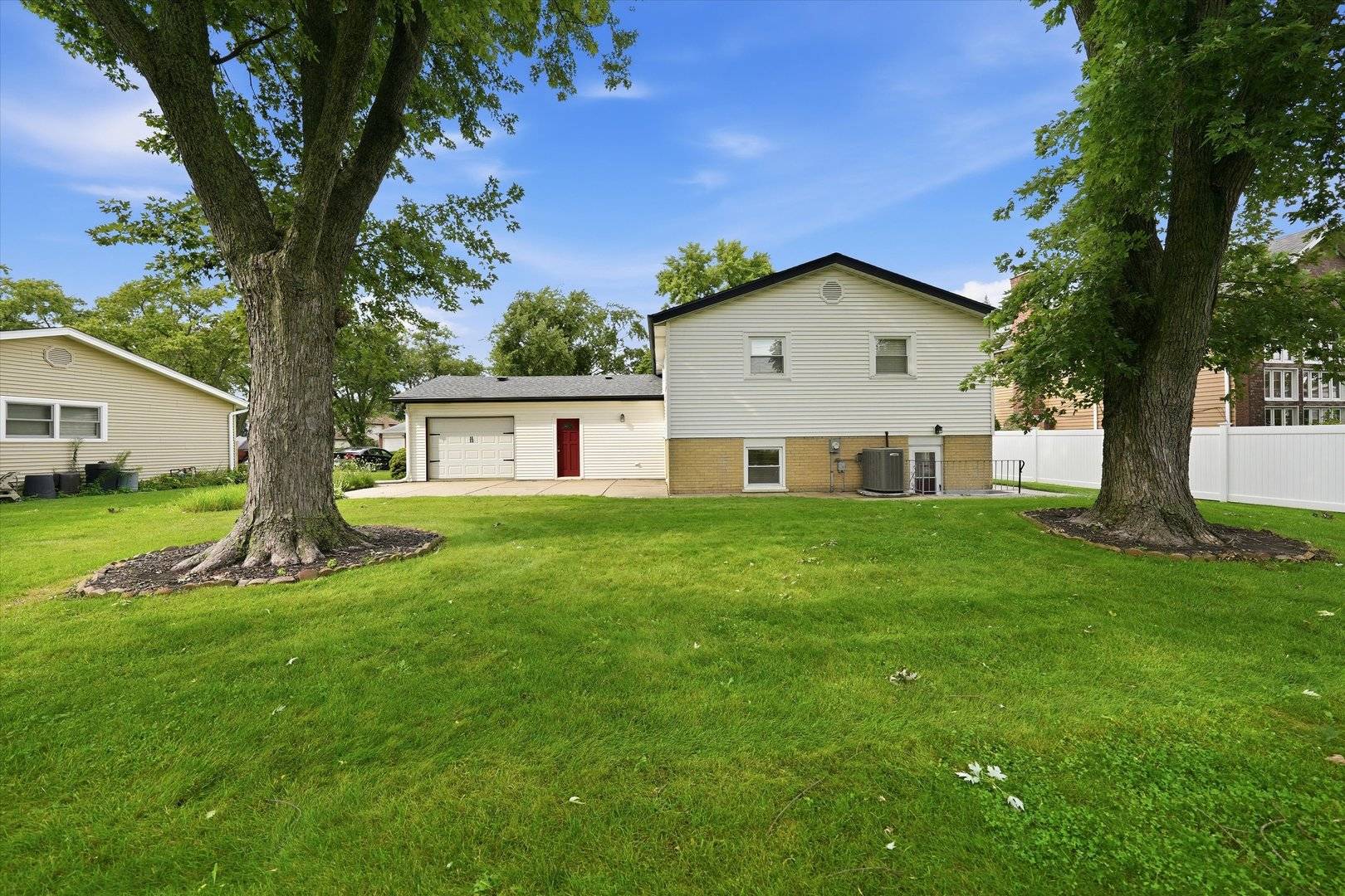 1025 Belair DR, Darien, IL 60561