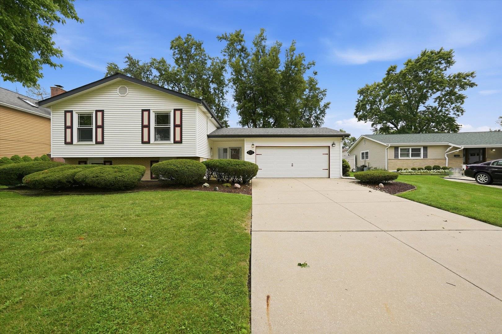 1025 Belair DR, Darien, IL 60561