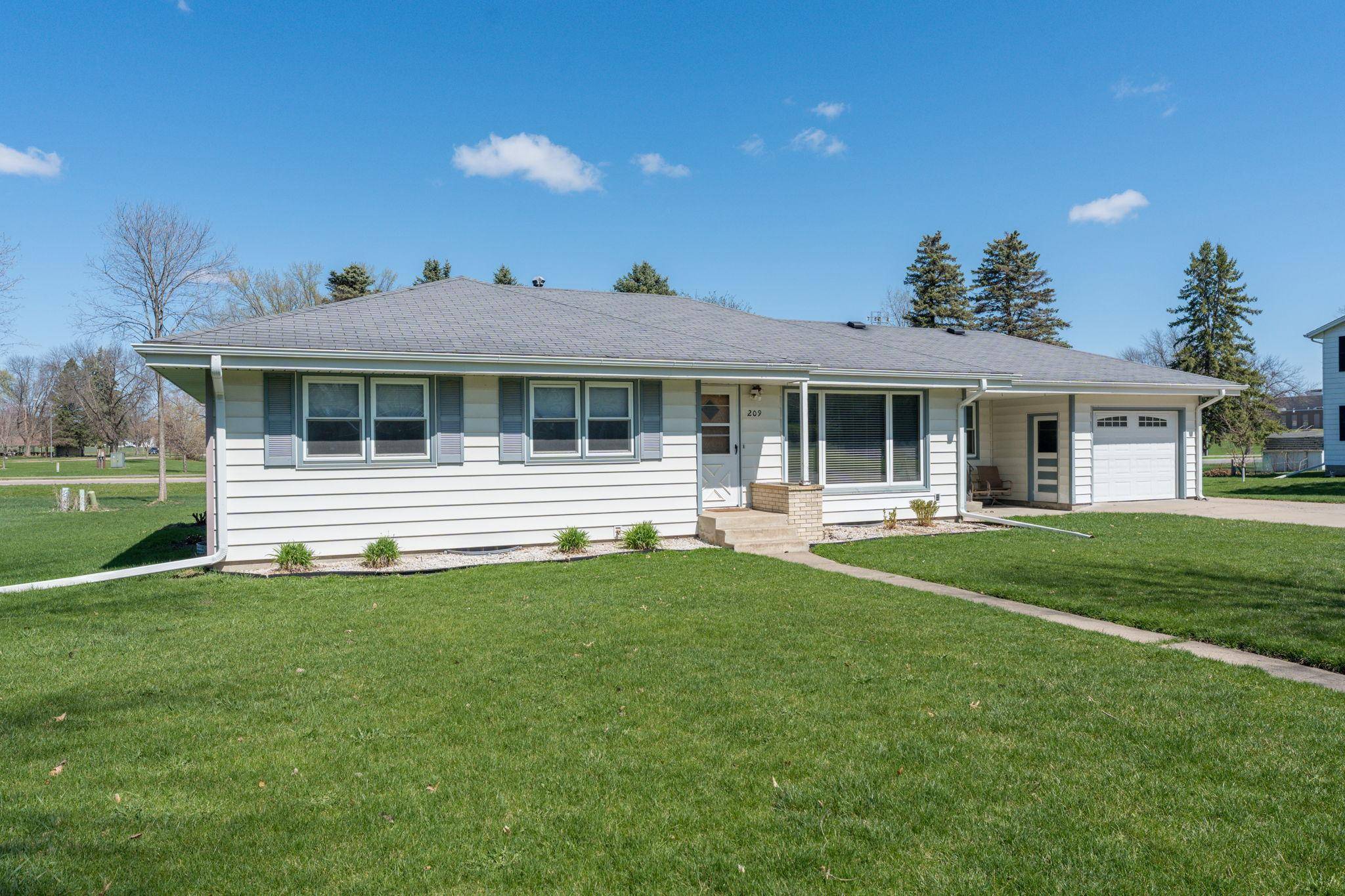 209 Hillcrest WAY, Le Sueur, MN 56058