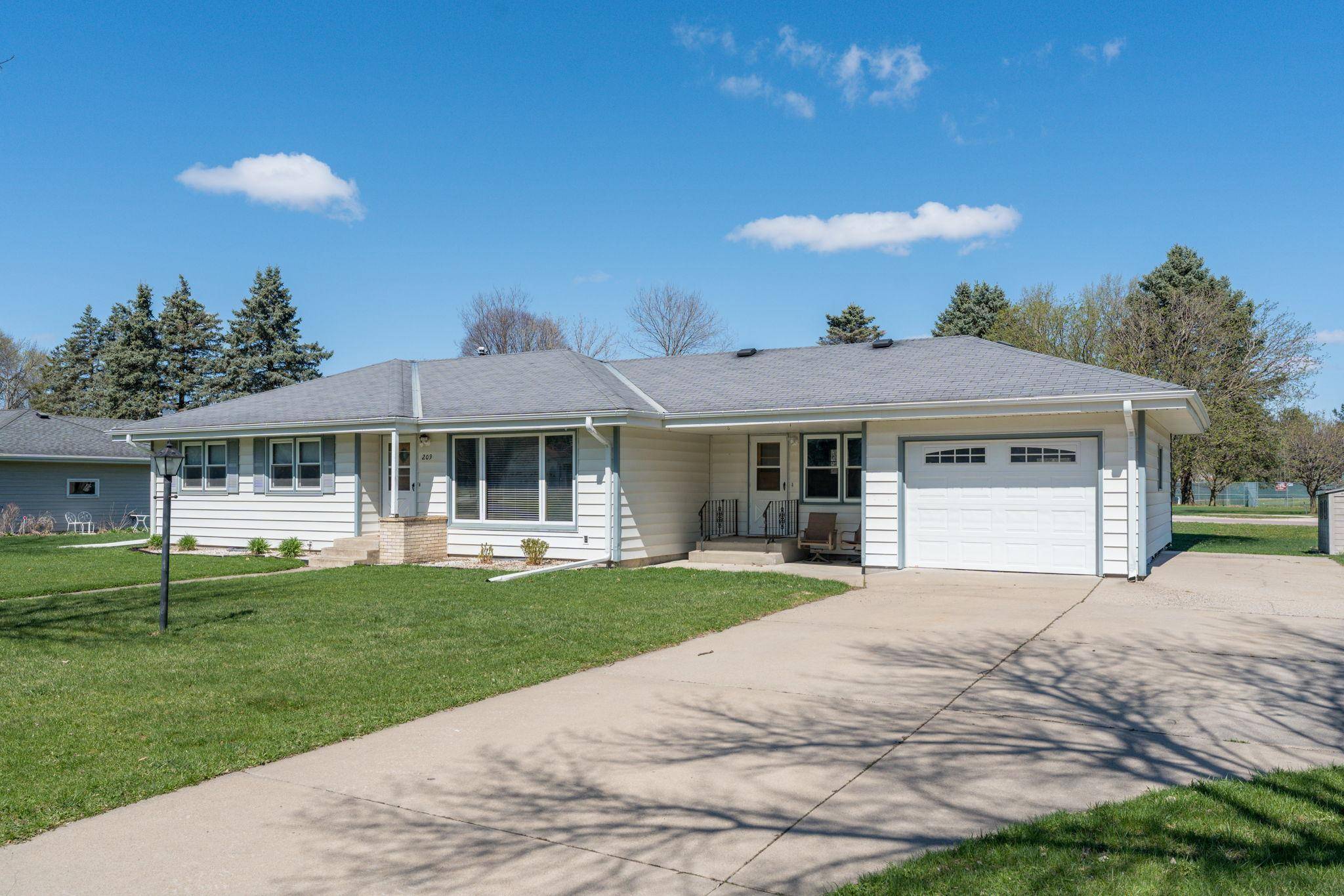 209 Hillcrest WAY, Le Sueur, MN 56058
