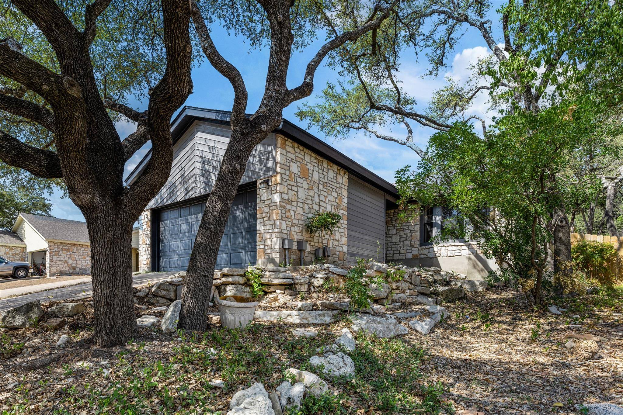 253 Mooring CIR #B, Lakeway, TX 78734
