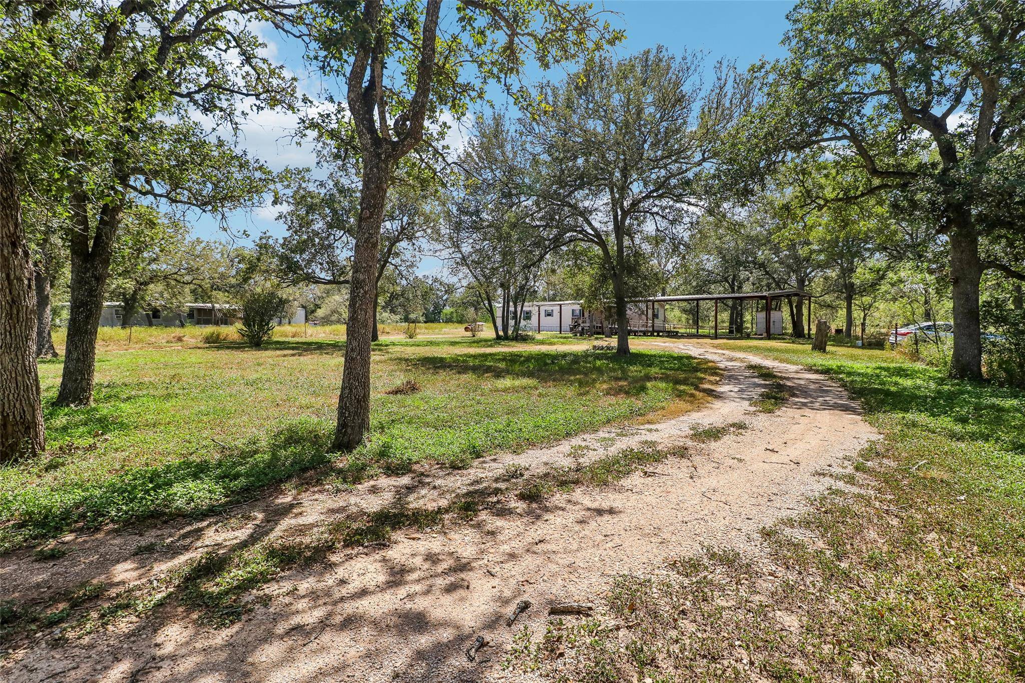 716 W County Road 109 RD, Leesville, TX 78122