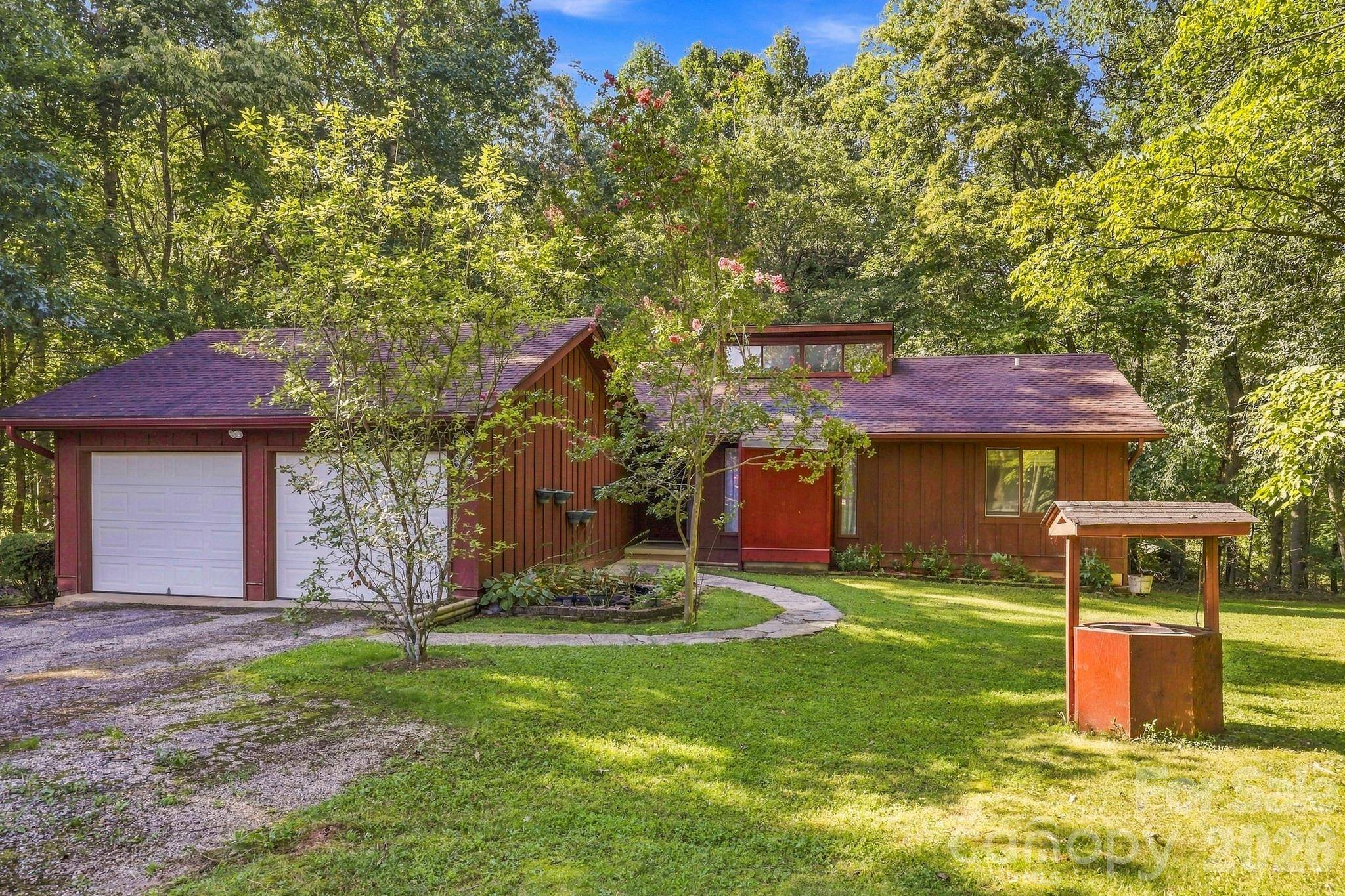 51 Rising Meadow LN, Mills River, NC 28759