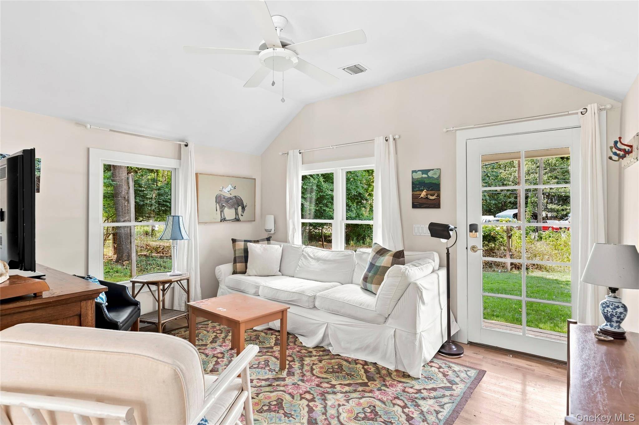 12 School ST, Springs, NY 11937