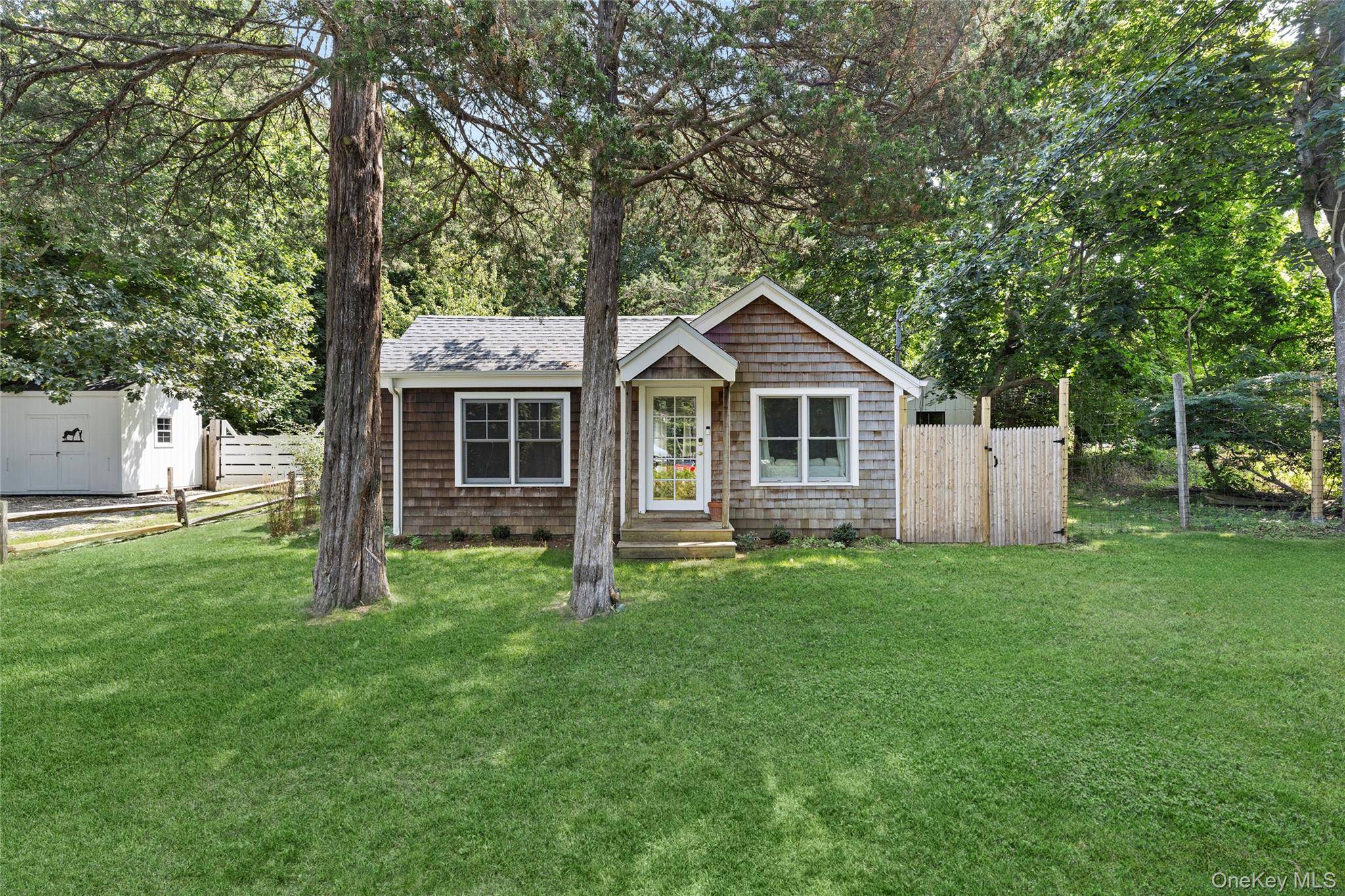 12 School ST, Springs, NY 11937