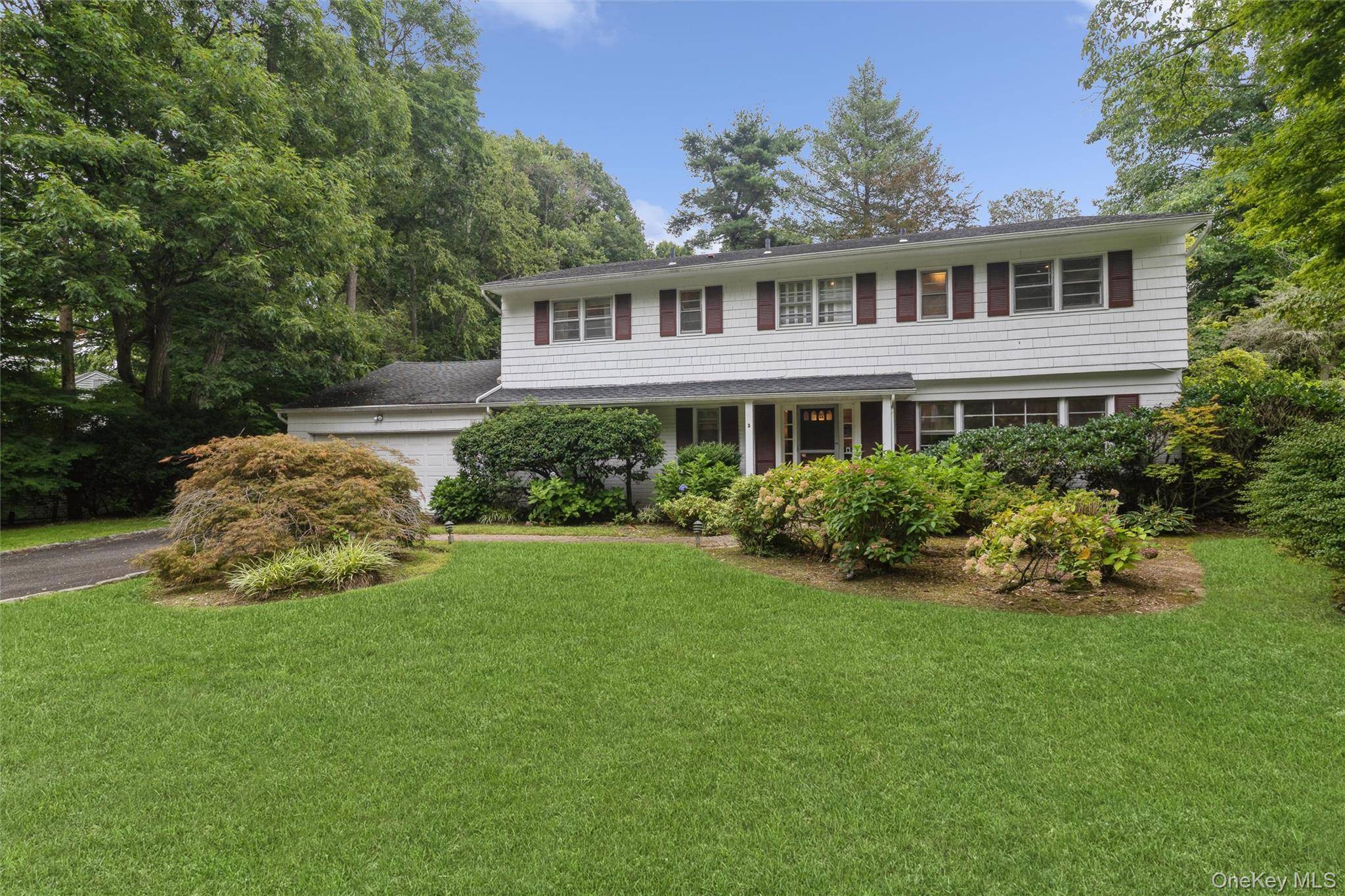 5 Hemlock DR, East Hills, NY 11576