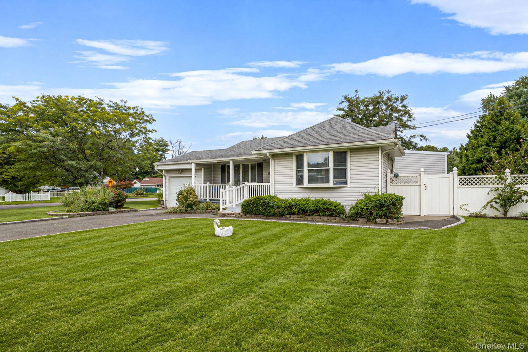 12 Robin LN, Brentwood, NY 11717