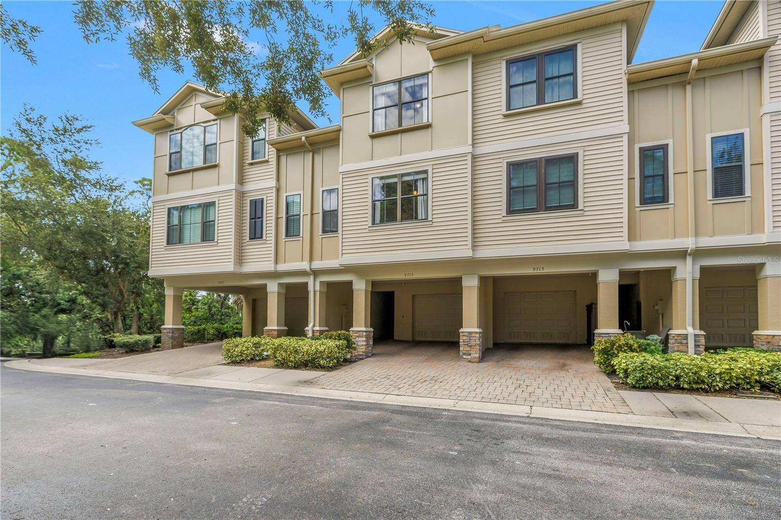 9715 BAY GROVE LN, Tampa, FL 33615
