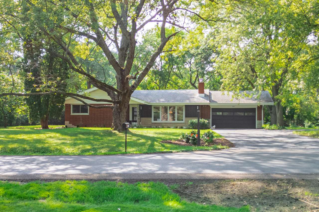 2815 Skyline DR, Crystal Lake, IL 60012