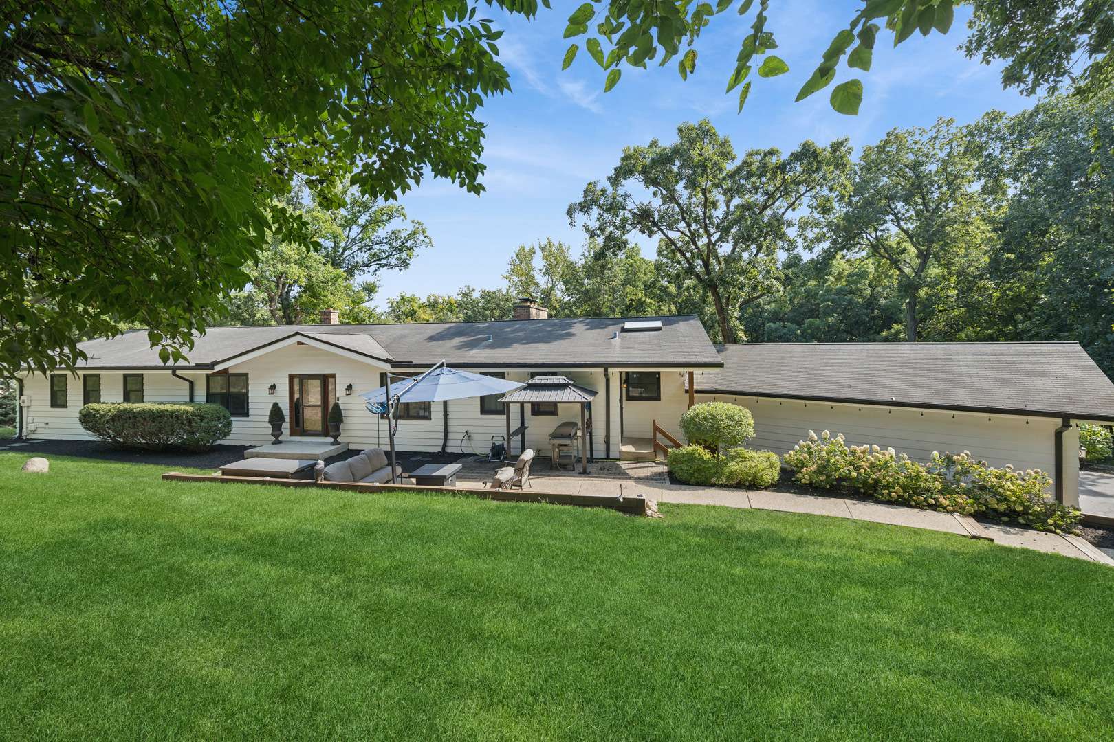10 River DR, Trout Valley, IL 60013